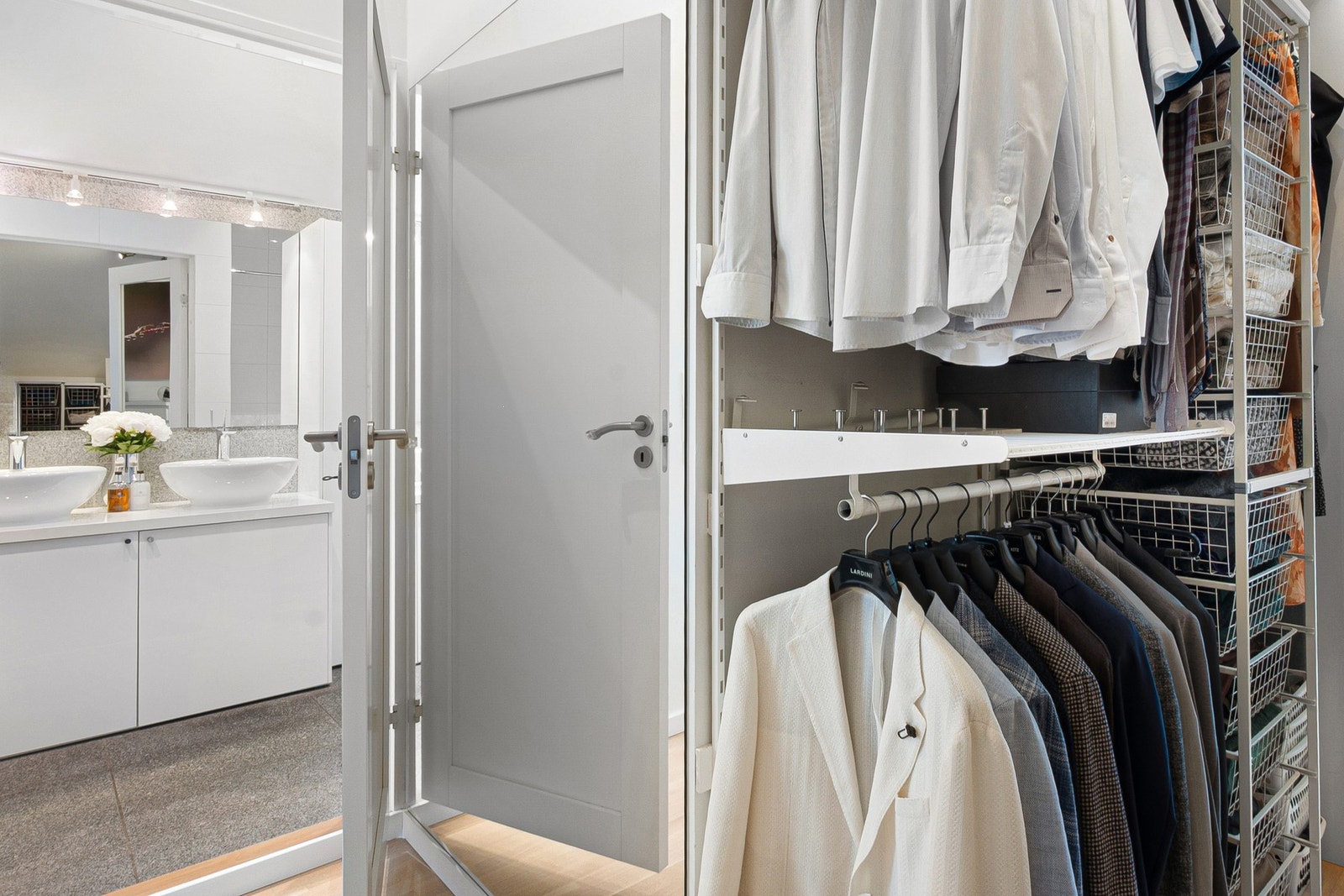 Like utenfor badet er det tilgang til et stort walk-in-closet. Galleribilde