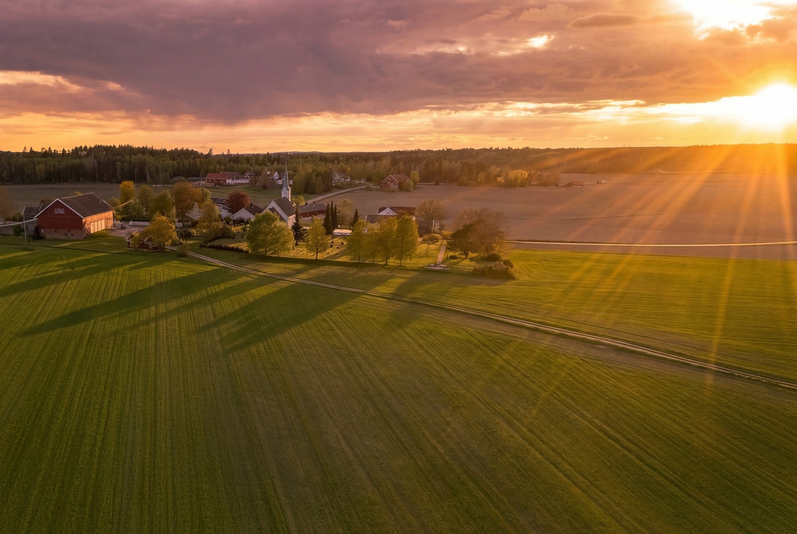 Eiendommen ligger usjenert og tilbaketrukket i rolige omgivelser på Torsnes i Gamle Fredrikstad, med kort vei til skog, sjø og småbåthavn. Galleribilde