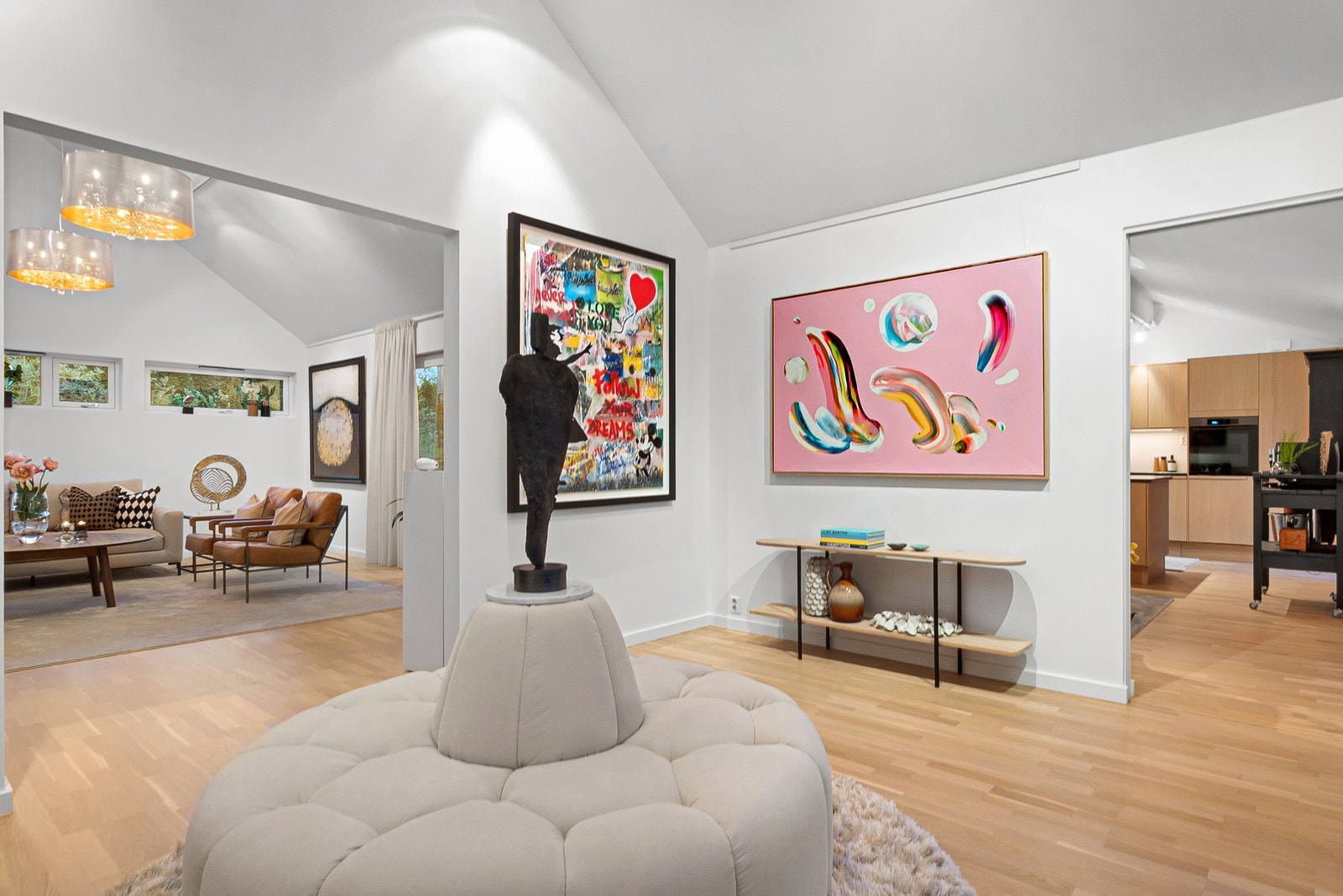 En herskapelig og romslig hall/entré i det man går inn i boligen. Galleribilde