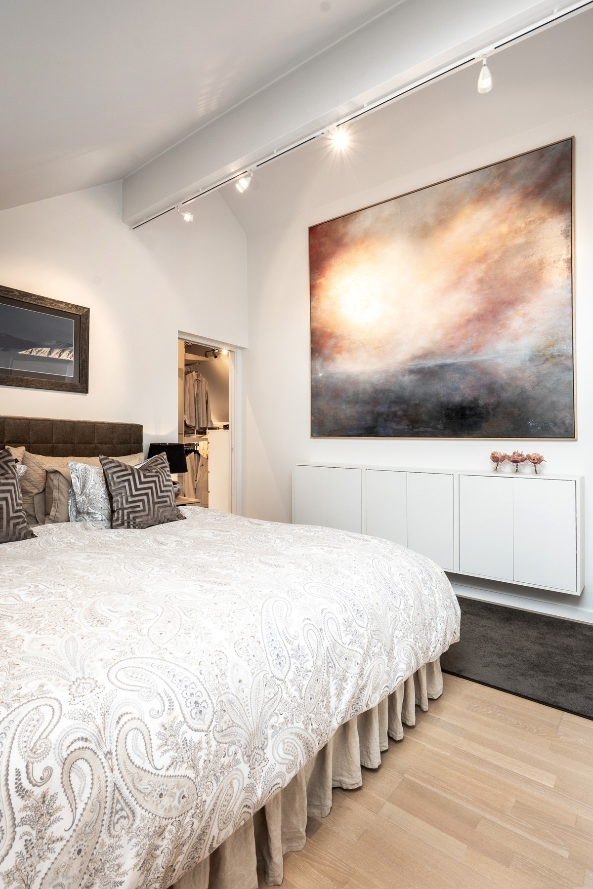 Stilren og innbydende standard med lyse overflater og flott eikeparkett i gulvet. Galleribilde