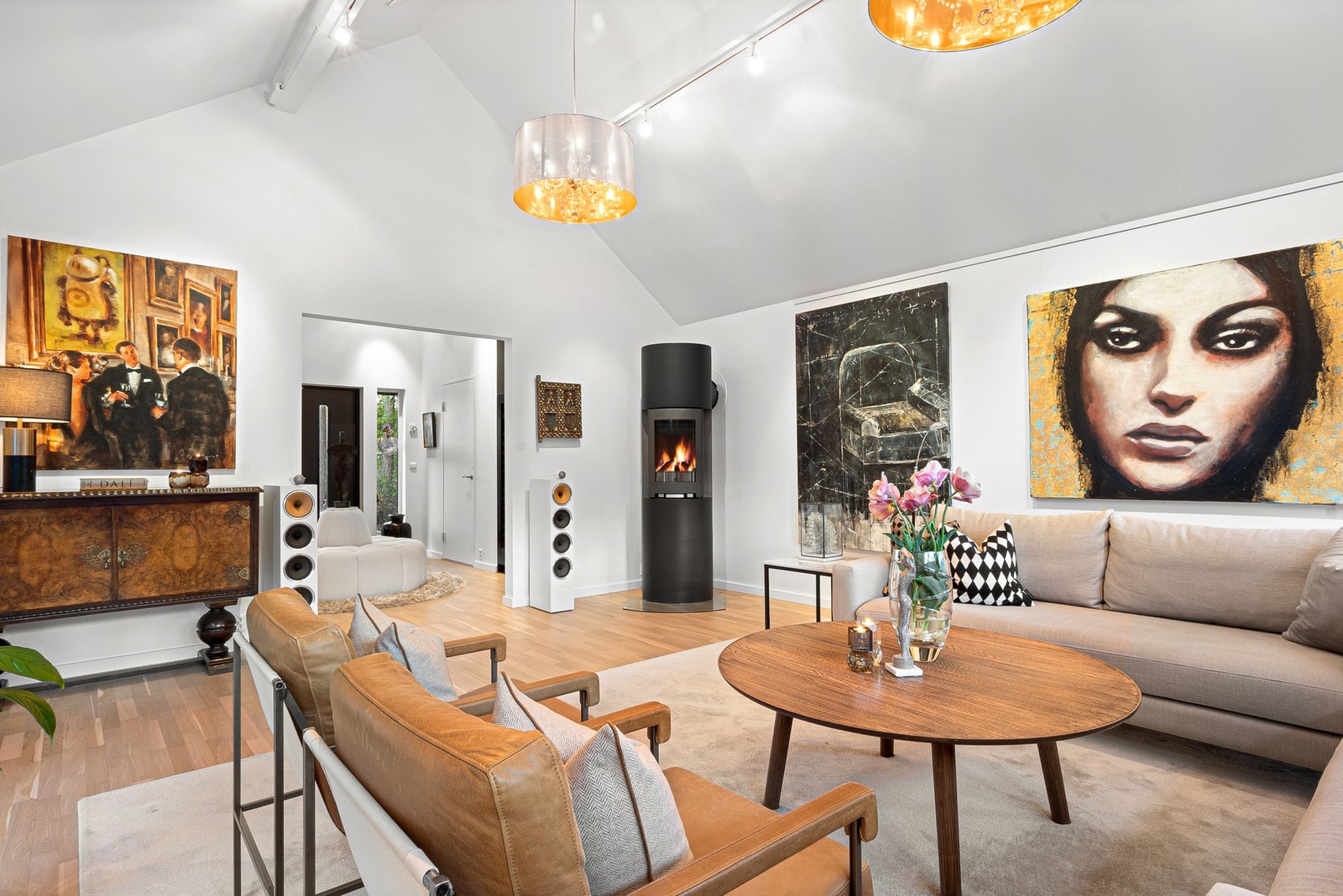 Boligen varmes opp av vannbåren gulvvarme i alle rom (unntatt 2. etasje utleiedel som har elektrisk gulvvarme). Dette i tillegg til to stk peisovner (én på hver stue). Galleribilde