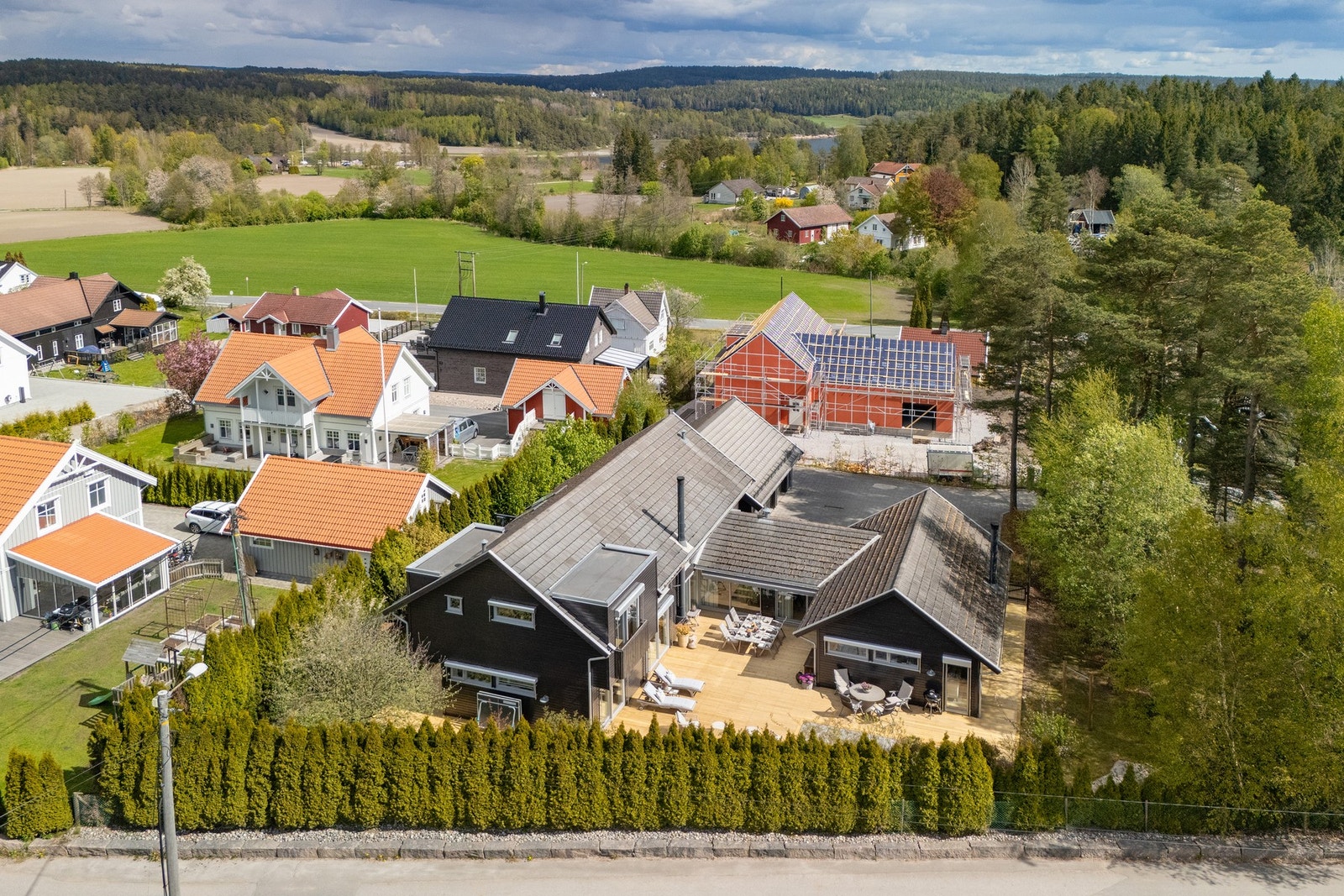 Rikelig med boltreplass - til stor glede for både store og små. I tillegg kan boligen by på gode solforhold. Galleribilde
