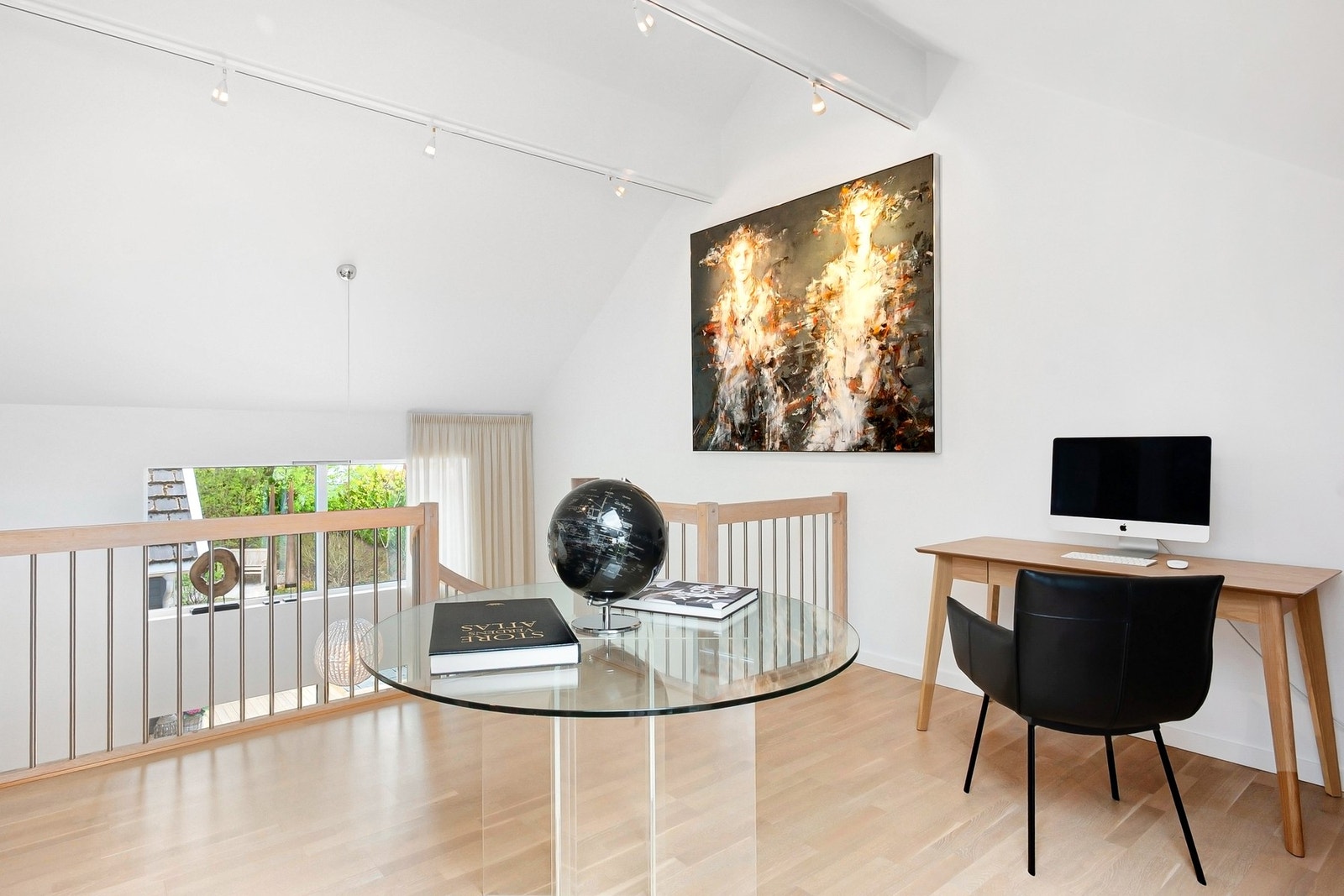 Gjennomgående løsning med lys fra flere himmelretninger. Galleribilde