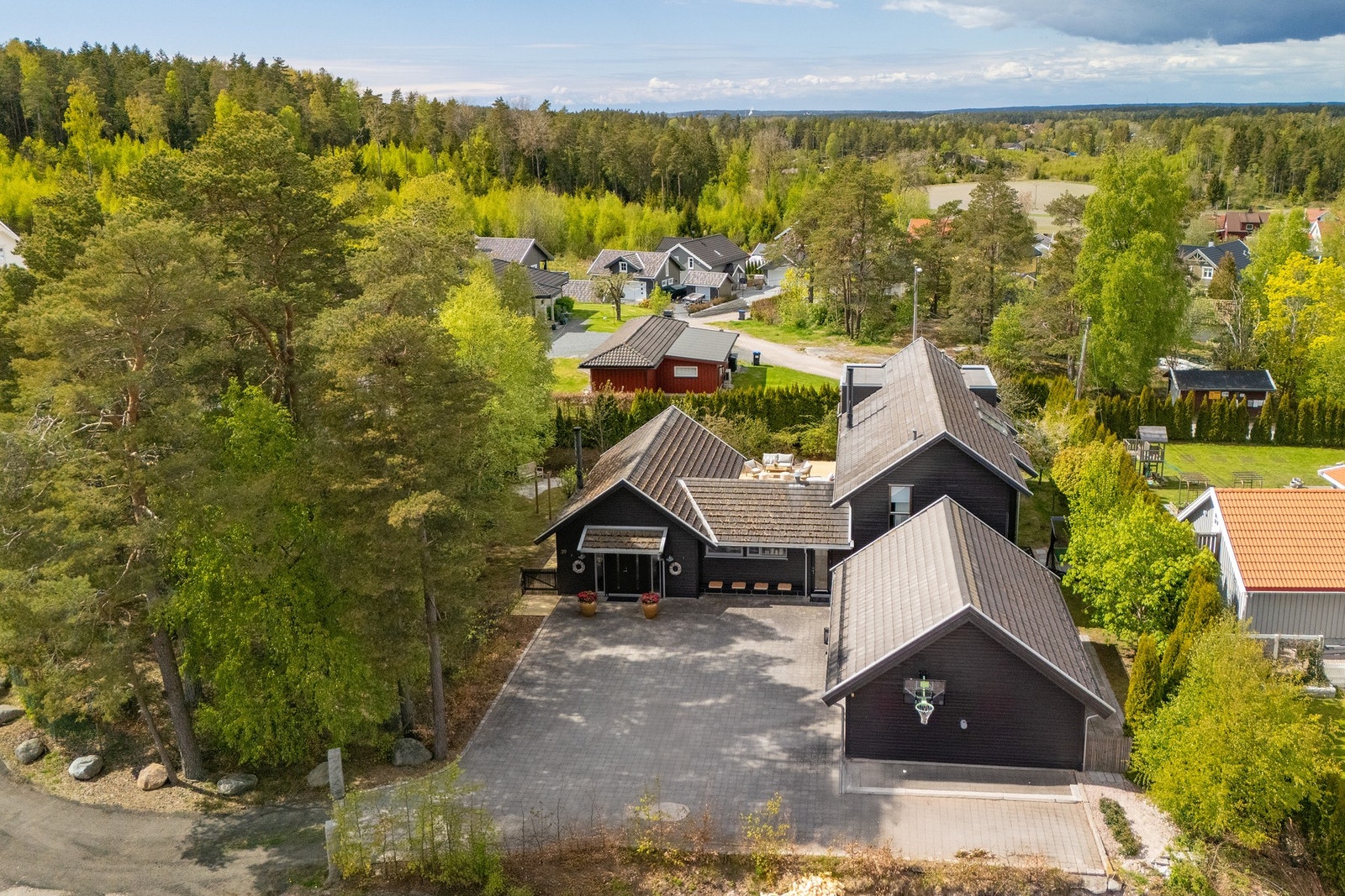 Toresmyr 39 er en arkitekttegnet enebolig med tydelig identitet og gjennomført materialbruk, hvor man kan flytte rett inn i en rålekker og gjennomført bolig. Galleribilde