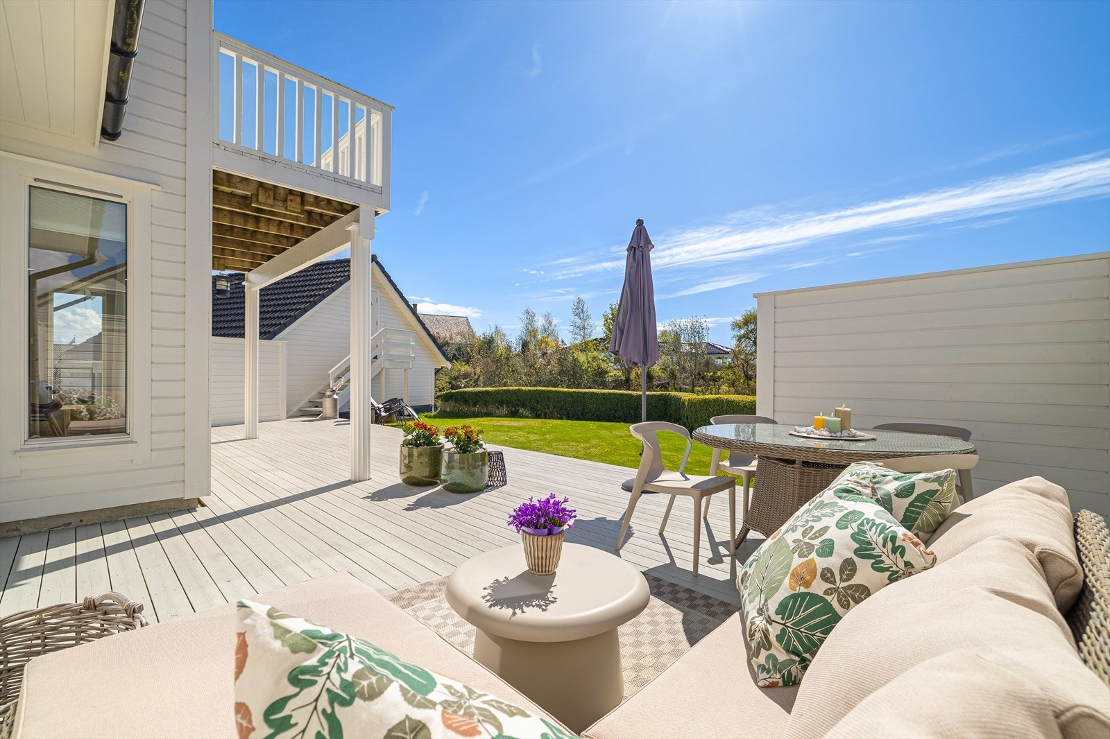 En flott familiebolig med gjennomgående moderne standard, samt svært attraktiv beliggenhet midt på Storebø. Galleribilde