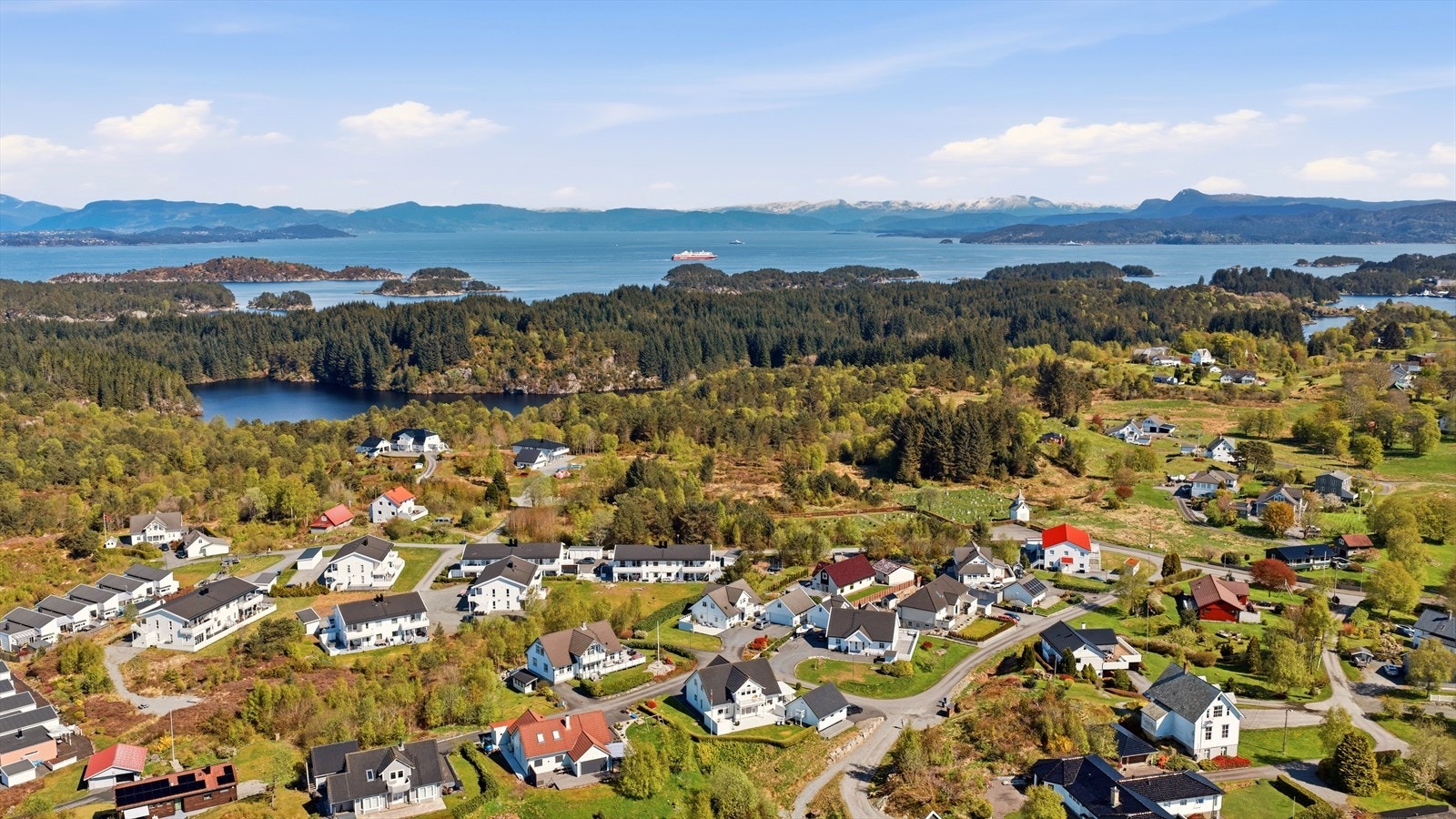 Storebøportalen ligger også innen kort gangavstand fra eiendommen. Her er bl.a. apotek, klesbutikk, frisør, bank, tannlege, Coop Extra og helsesenter. Galleribilde