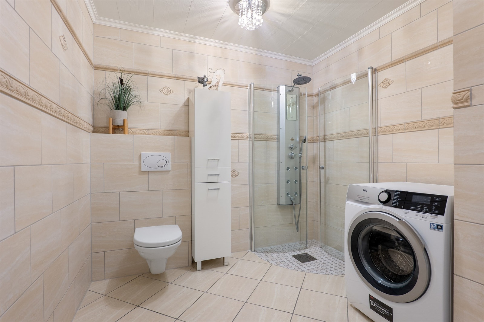 Dette badet er utpreget stort og tilrettelagt også for vaskeromsformål. Galleribilde