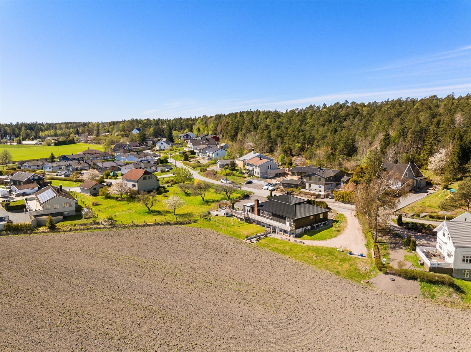 Eiendommen ligger i meget solrike omgivelser, med åpent åkerlandskap i øst. Fotograf; Kristoffer Kristiansen. Galleribilde