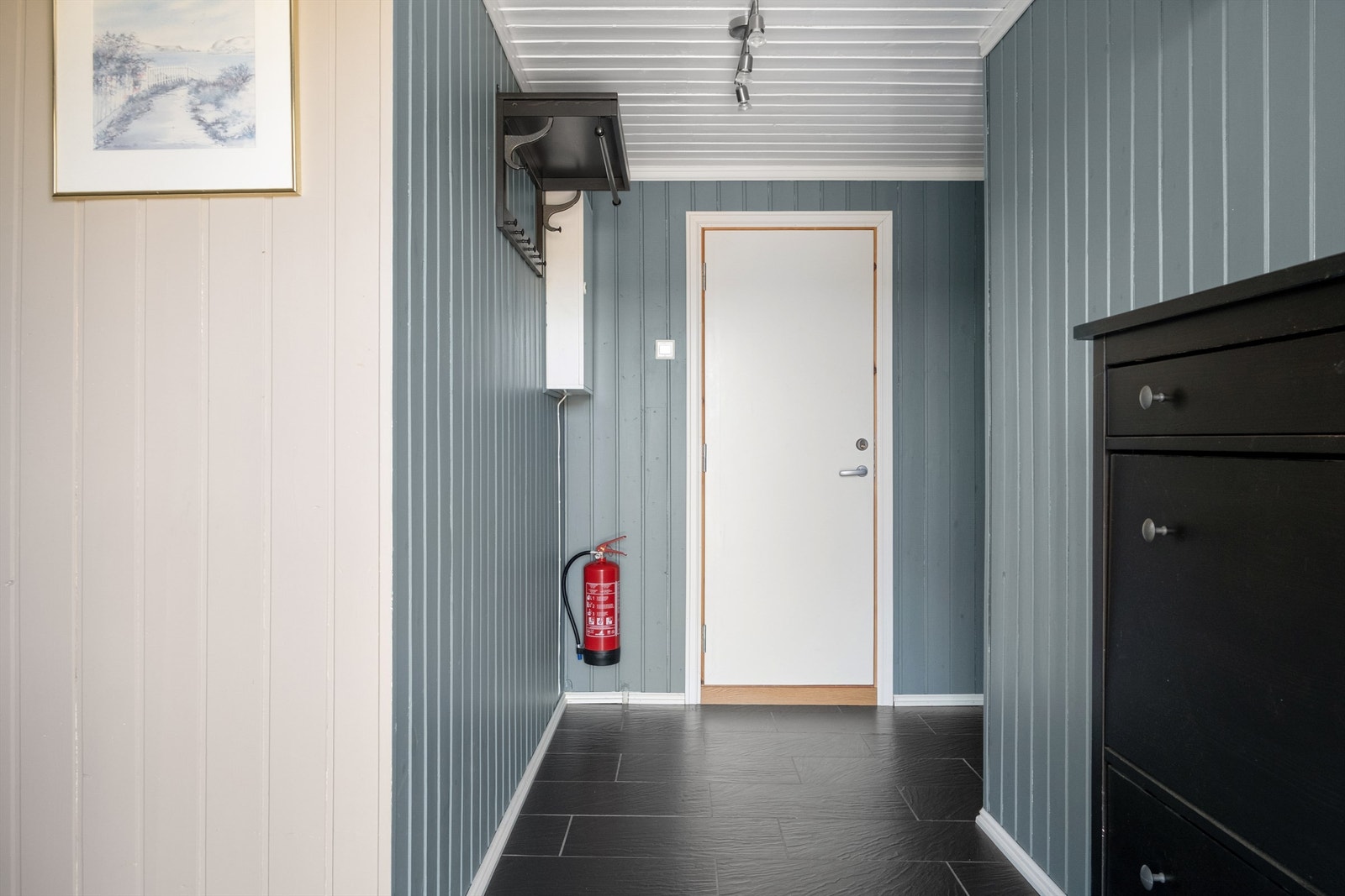 Badet og soverommet er begge tilgjengelig fra indre del av hybelens entré. Galleribilde