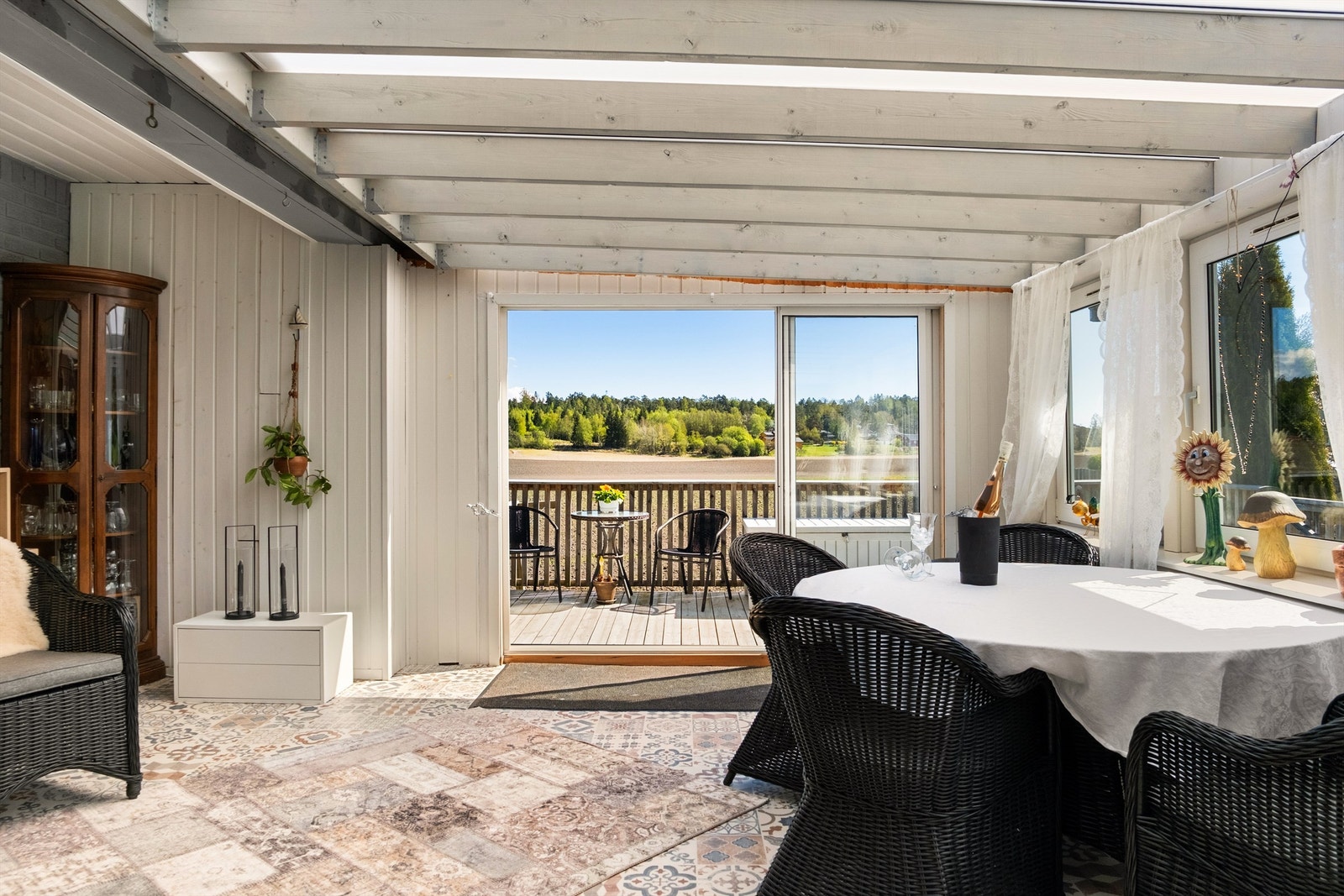 Del av terrassens sørside er innbygget med en stor og lys vinterhage. Galleribilde