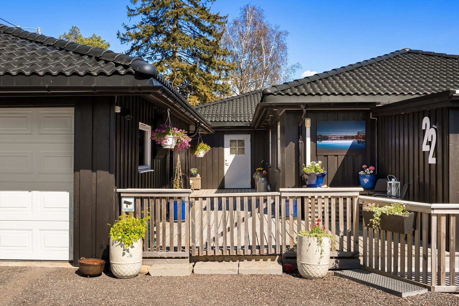 Plattinger lukket av med spilerekkverk er meget praktisk med hensyn til både barn og husdyr. Galleribilde
