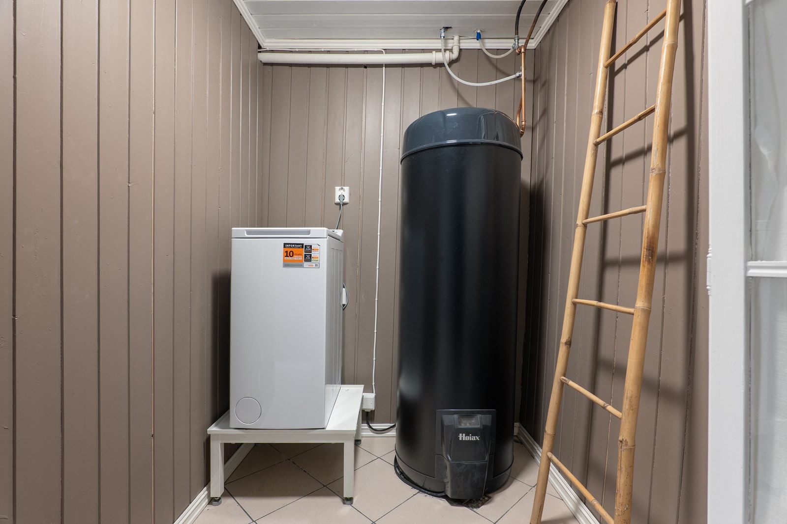 Vaskerom i underetasjen (i hybeldel). Her ble ny smartbereder på hele 300 liter installert i 2022. Galleribilde