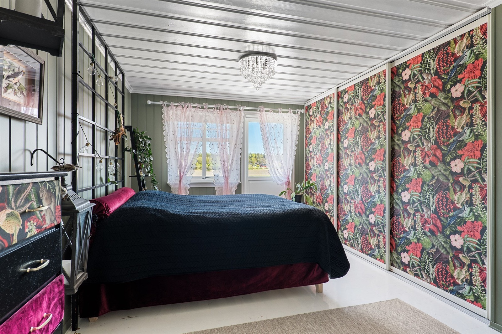 Med både eget bad, stor skyvedørsgarderobe og utgang til altanen er dette soverommet betegnelsen master bedroom verdig. Galleribilde