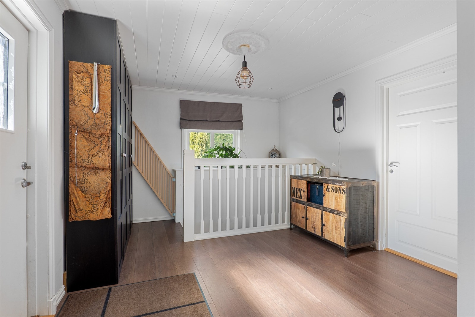 Den romslige entreen i første etasje er et representativt første møte med boligens hoveddel. Galleribilde
