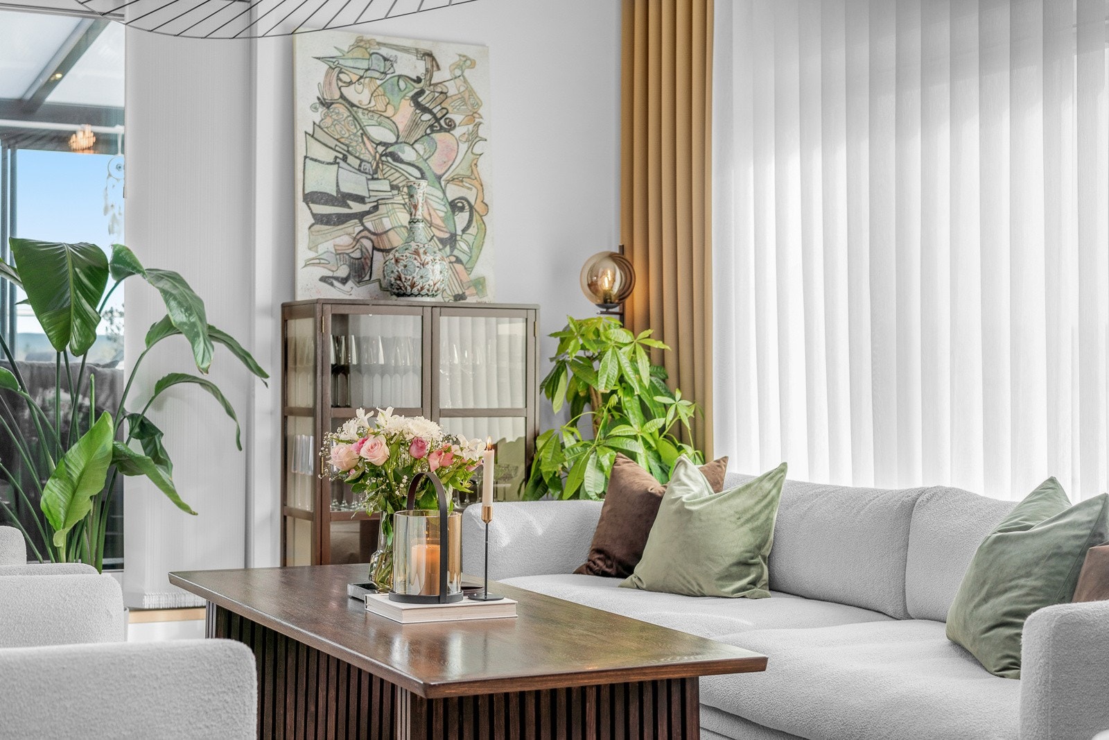 Det er vannbåren gulvvarme i alle rom, og det er installert balansert ventilasjon med varmegjenvinning. Gulvvarme og varmt forbruksvann leveres via fellesanlegg. Galleribilde