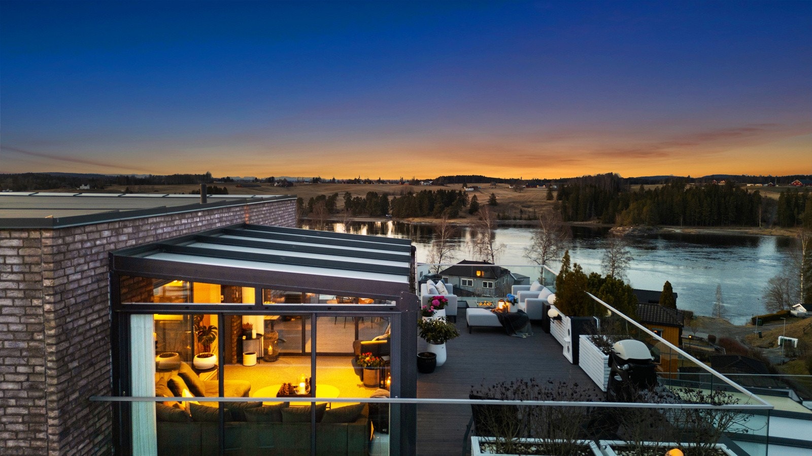 På kveldstid, når solnedgangen farger himmelen og lysene tennes i åsene rundt, er det rent magisk. Galleribilde