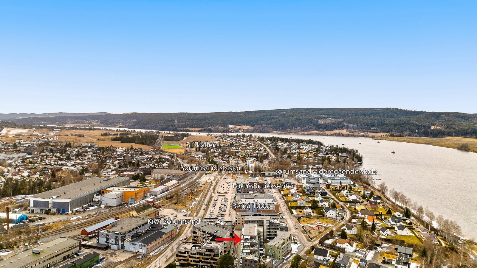 Beliggenheten er barnevennlig og attraktiv, med umiddelbar nærhet til matbutikker, vinmonopol, spisesteder og togstasjon, samt kort vei til skoler, barnehager og populære turområder. Galleribilde