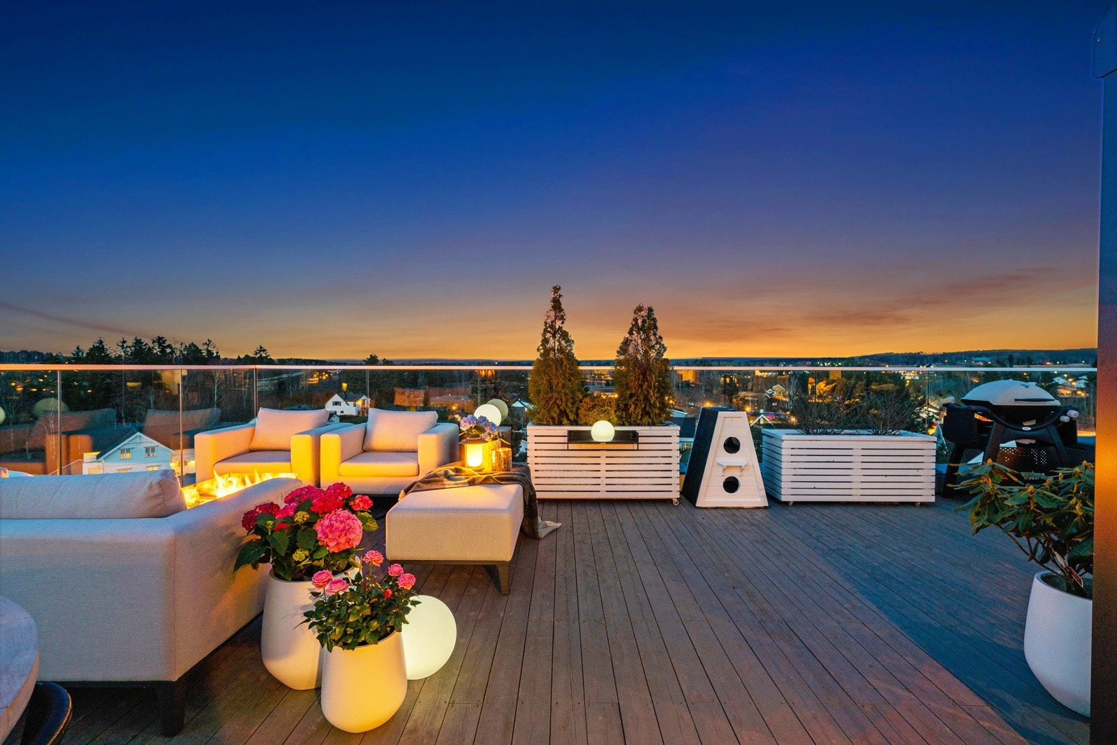 Takterrassen er dekket med terrassebord og betong under i tillegg til rekkverk i metall med glassfelt. Galleribilde