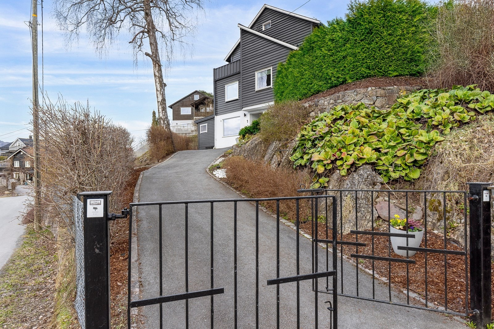 Utenfor porten er det plass til tre biler. Det er også privat garasje på tomten. Velkommen til visning, meld deg på! Galleribilde