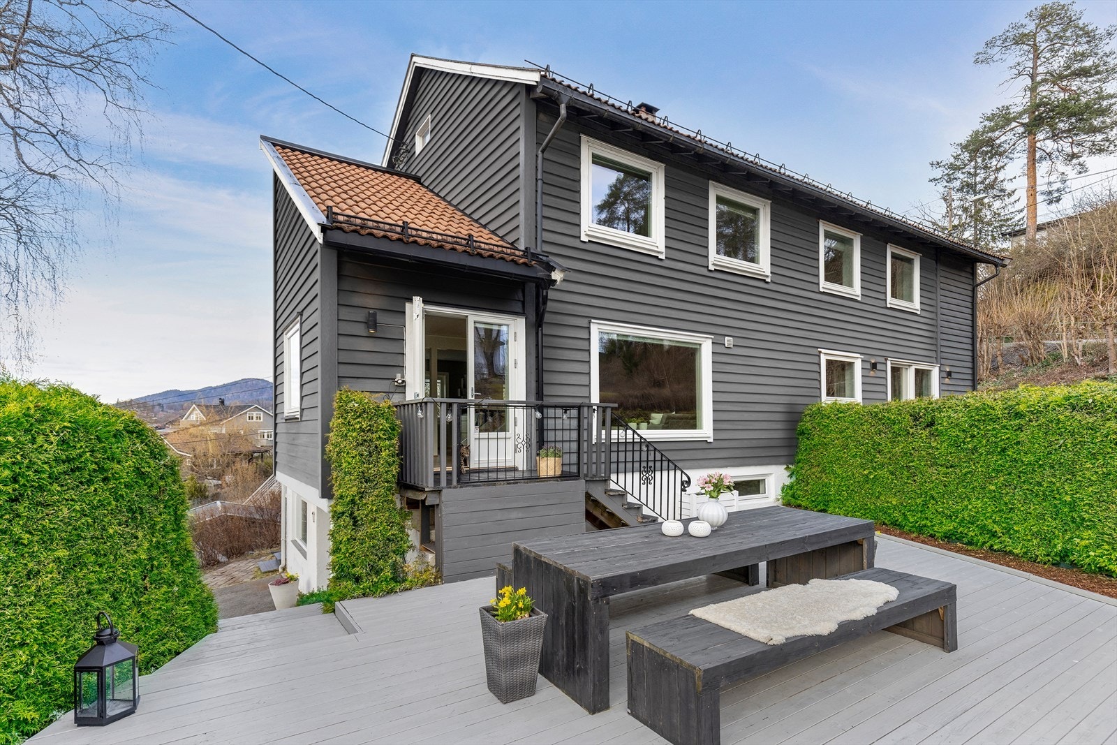 Stor og solrik terrasseplatting (ca 80 kvm), godt skjermet for innsyn. Galleribilde
