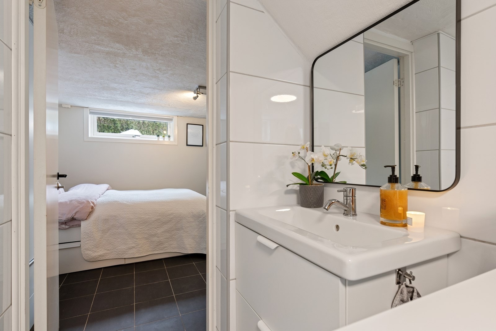 Fra badet/vaskerommet er det utgang via et rom som brukes som soverom. Vinduet i rommet tilfredsstiller ikke krav til rømningsvei. Det er kort vei til hoveddøren. Galleribilde
