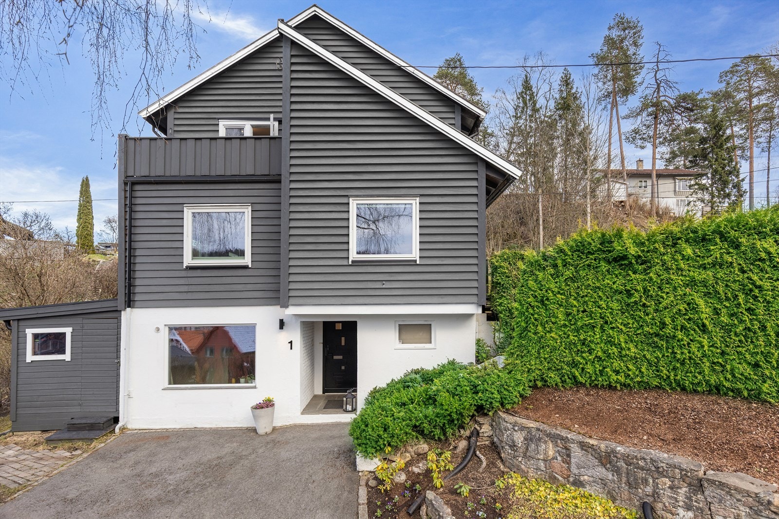 Inngangspartiet som gir "enebolig følelse". Fasaden er nymalt (mai 2026). Galleribilde