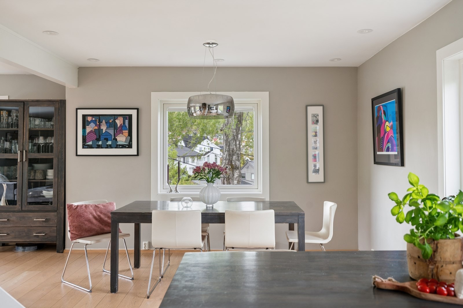 I spisestuen er det god plass til å dekke opp til langbord. Galleribilde
