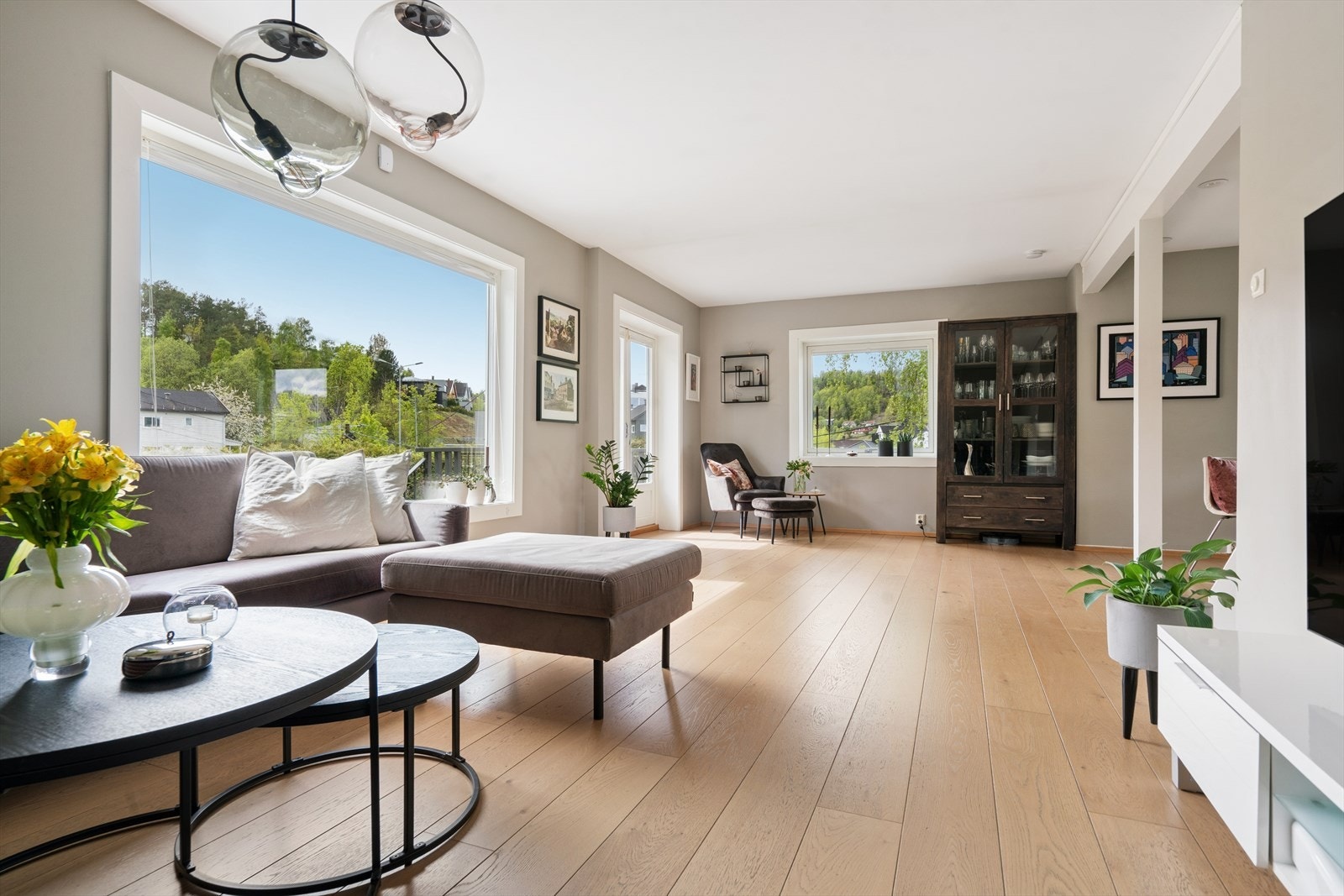 TV-stuen er en del av åpen løsning, men er likevel skjermet fra kjøkkenet. På motsatt side er det også plass til en koselig lesekrok. Galleribilde