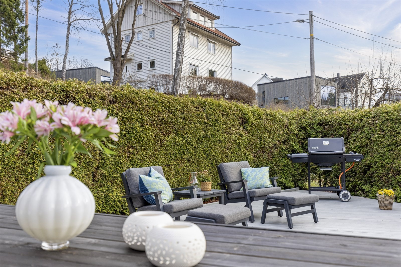 Rundt terrasseplattingen er det en hekk som bidrar til god skjerming og privatliv. Galleribilde