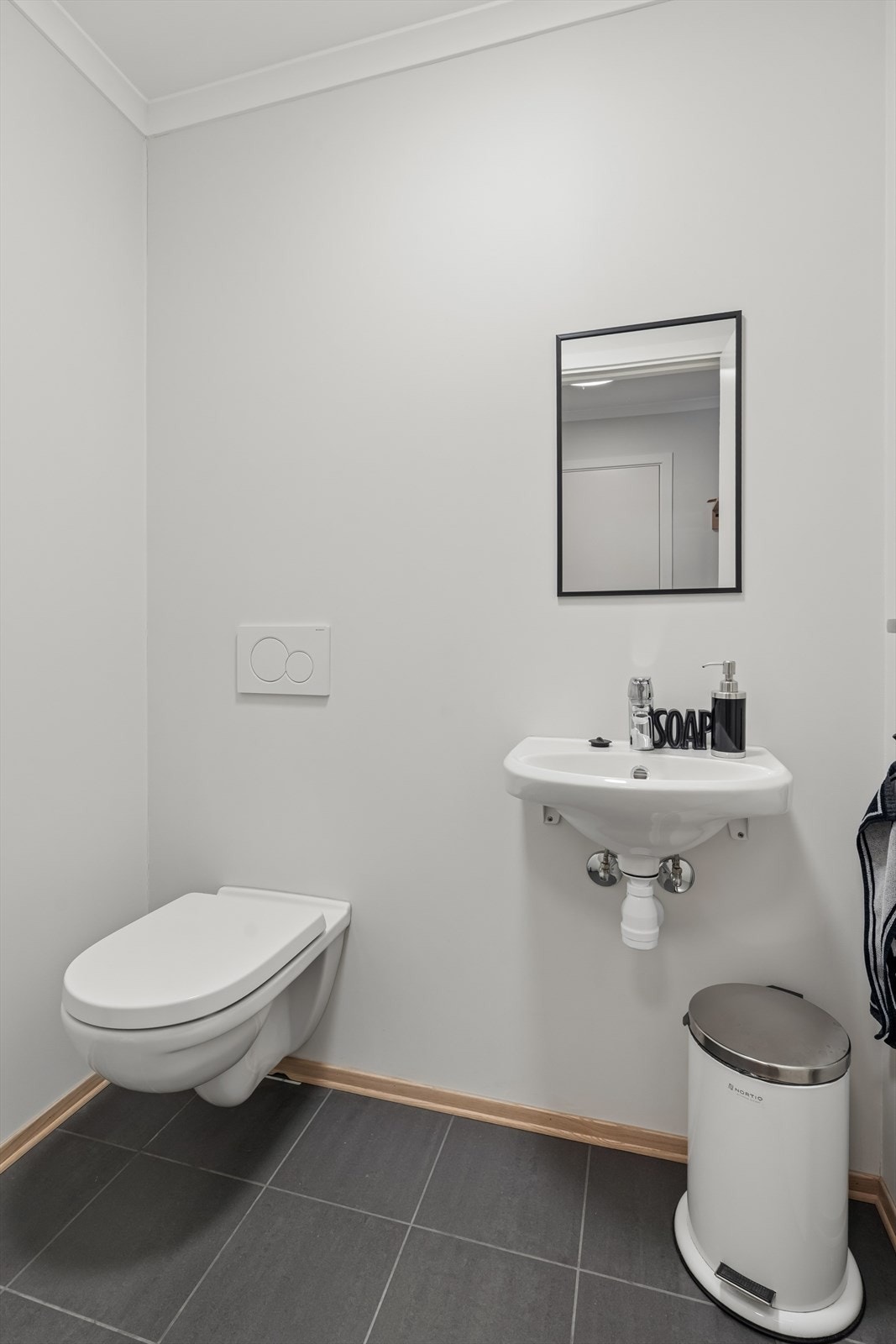 Et praktisk, separat toalettrom med servant og vegghengt toalett. Rommet har vannstopper med sensor. Galleribilde