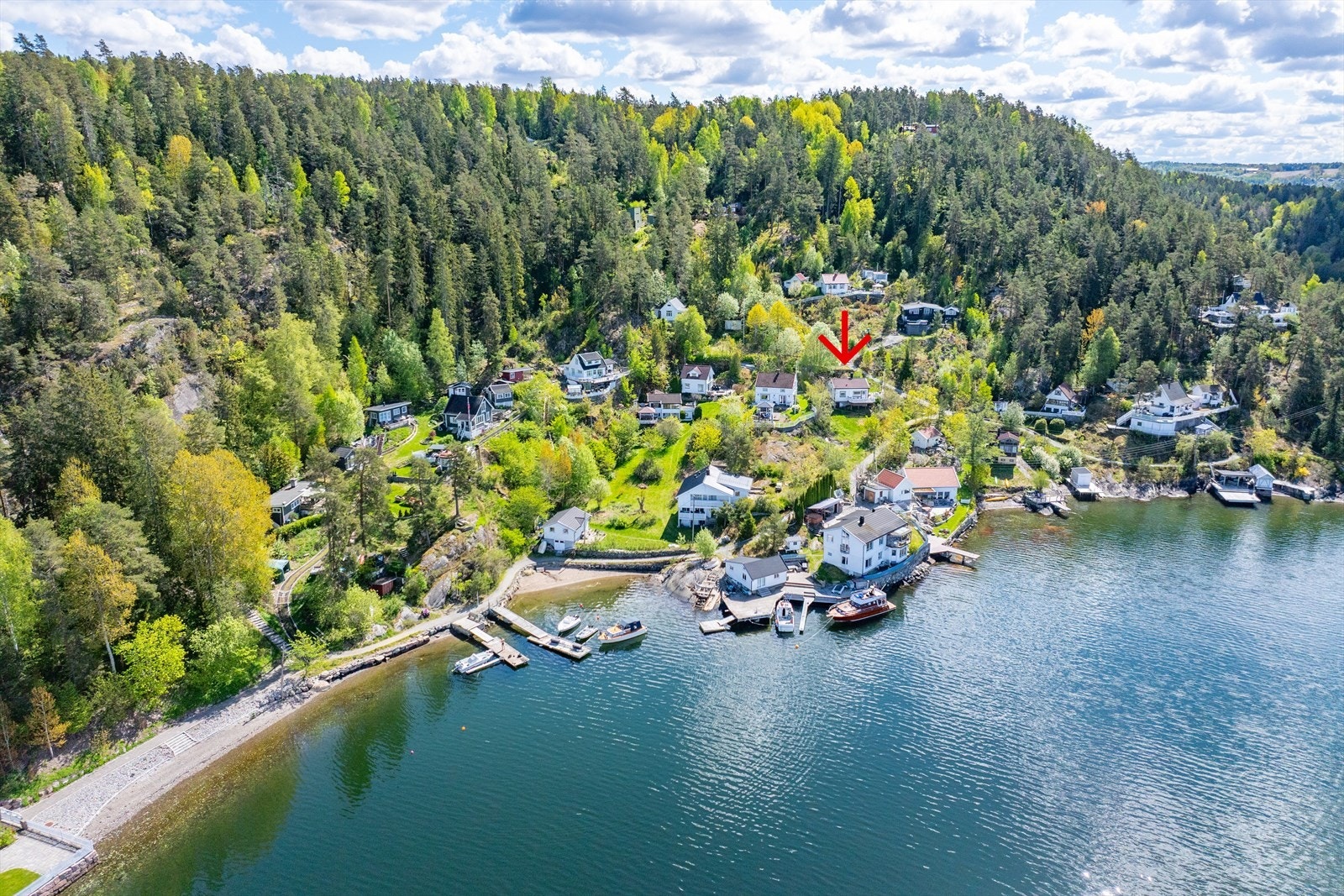 Eiendommen ligger idyllisk og landlig til, en kjøretur på ca. 30-40 min fra Oslos travle gater. En sjelden mulighet. Galleribilde