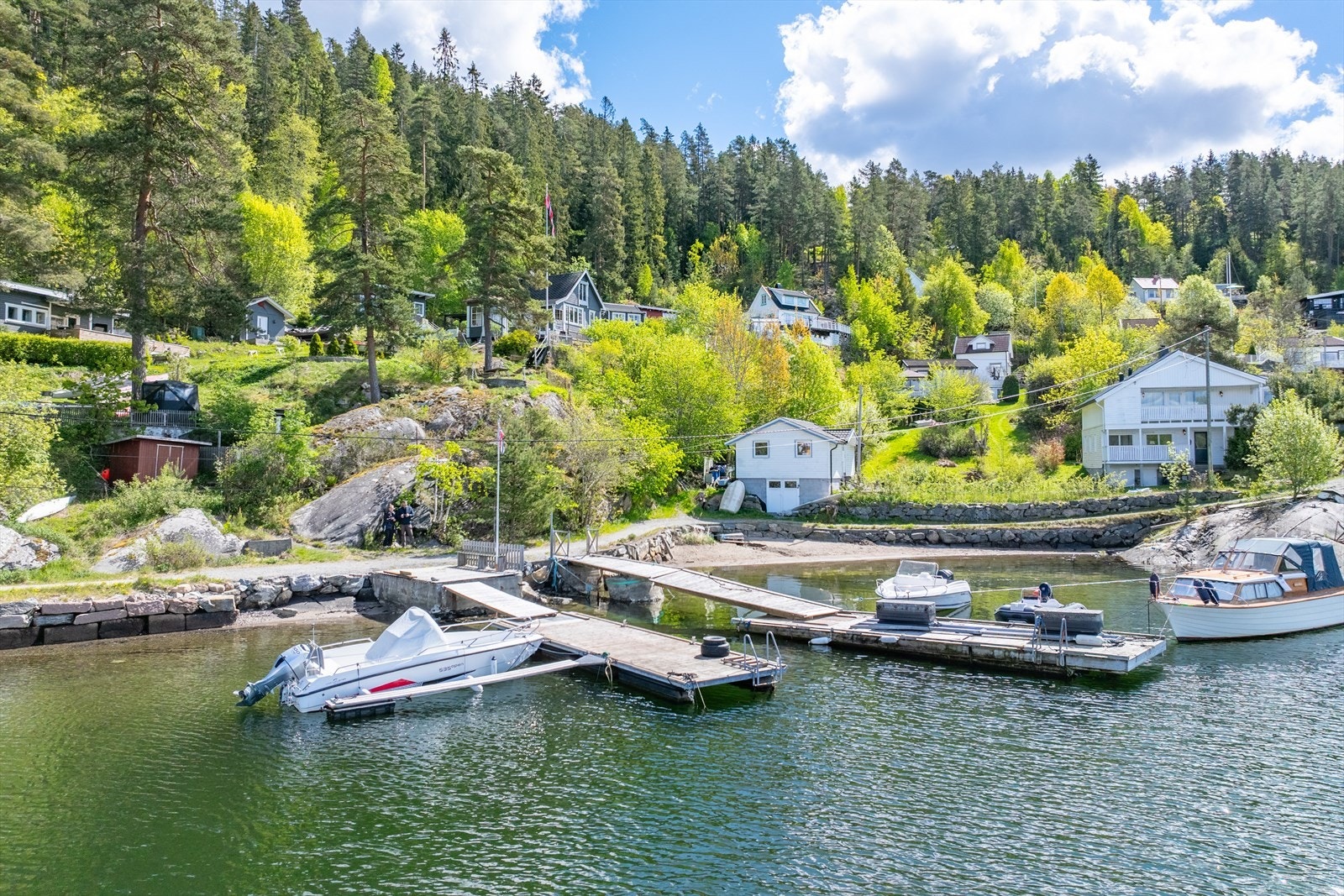 Ca. 1 minutt unna har eiendommen tinglyst rettighet til strandlinje, båtplass og brygge. Galleribilde