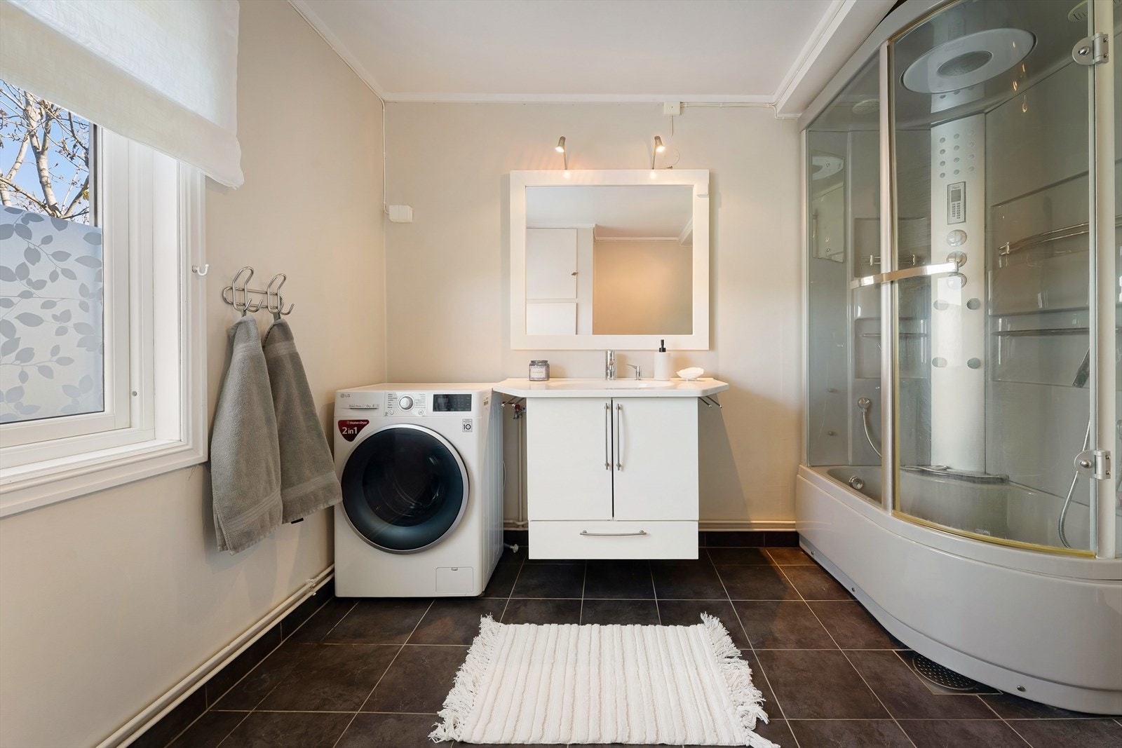 Varmekabler i gulv og opplegg for vaskemaskin. Galleribilde