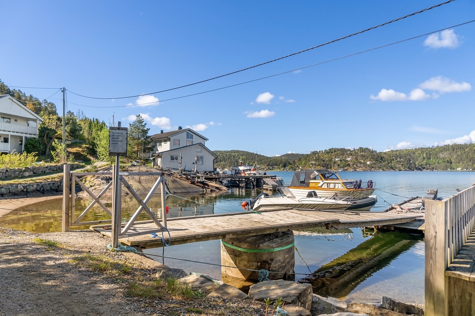 Eiendommen har tinglyst rett til fri ferdsel, veirett, rett til båtfeste og badning på Fjeldkilen østre. Galleribilde
