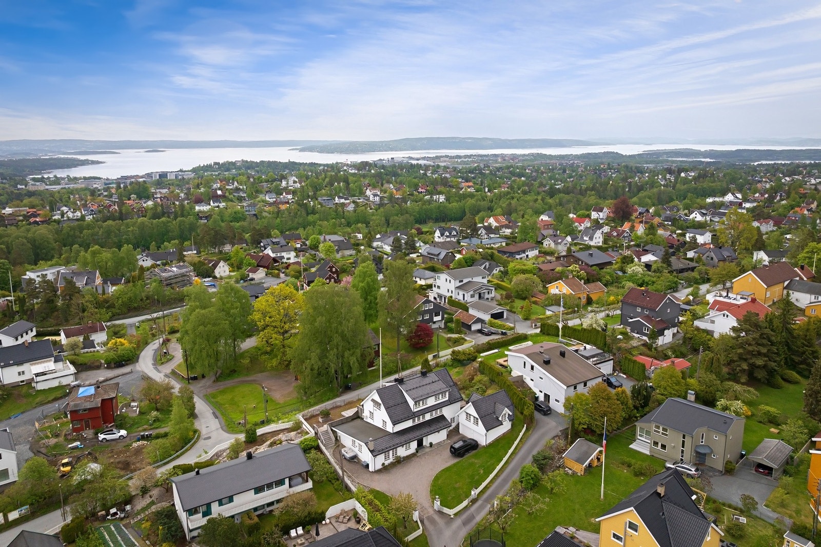 Eiendommen ligger i et rolig og svært ettertraktet villaområde, nemlig vårt favorittnabolag Grav. Galleribilde
