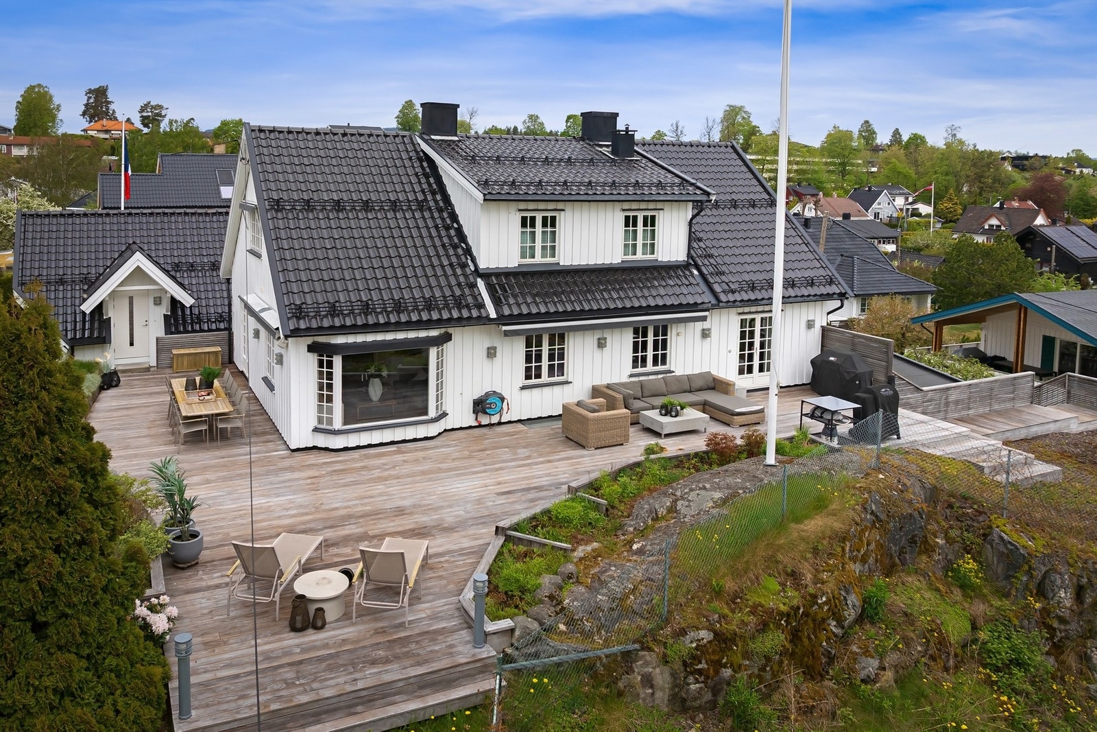 Terrassen og uteplassene nyter svært gode solforhold. Galleribilde