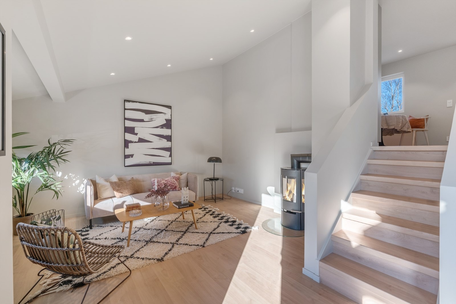 Stuen er av meget god størrelse og fremstår som lys og luftig med store vindusflater og rikelig med naturlig lysinnslipp. Galleribilde