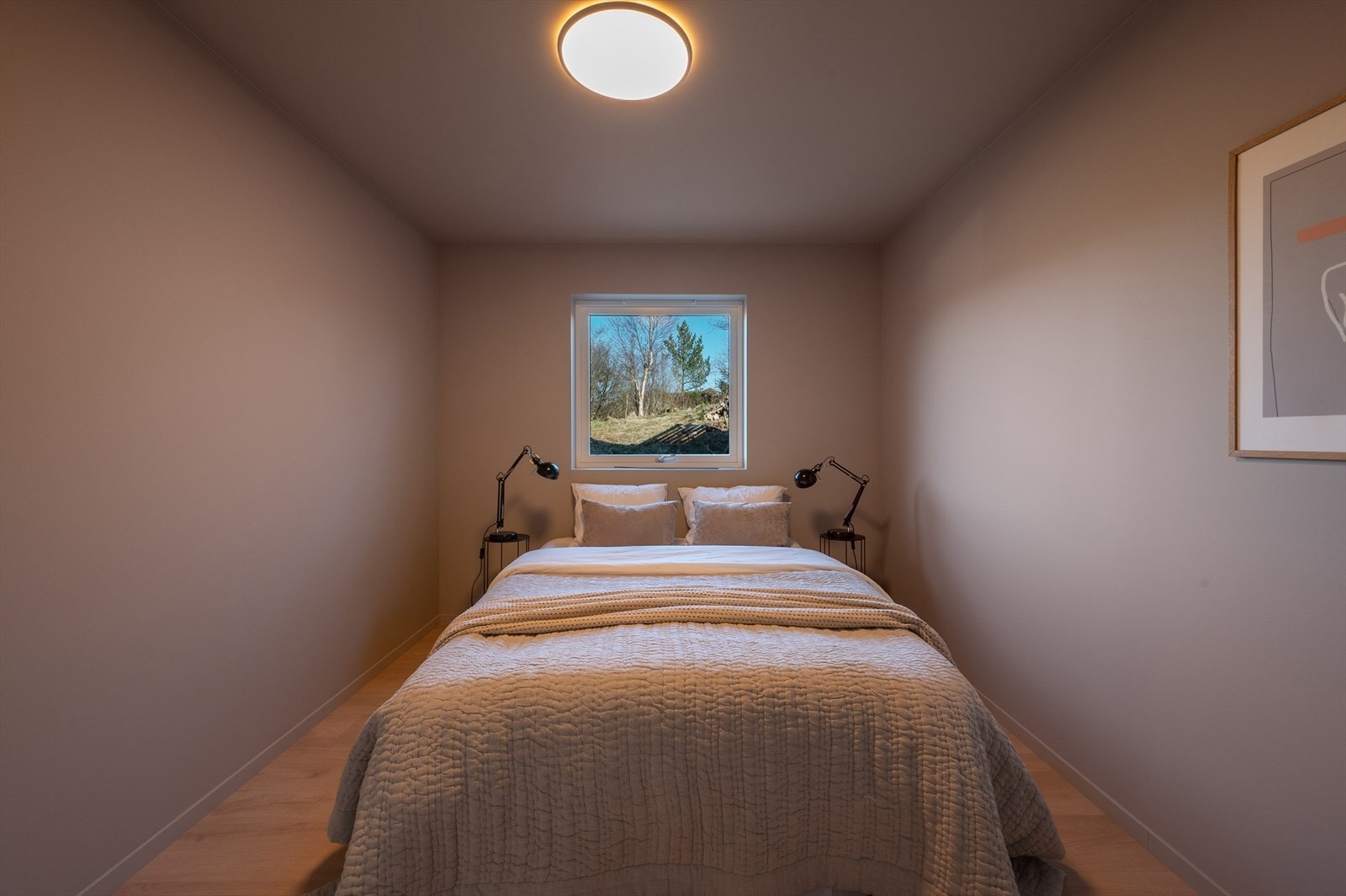 Det er god plass til både seng og annet nødvendig soveromsmøblement. Galleribilde