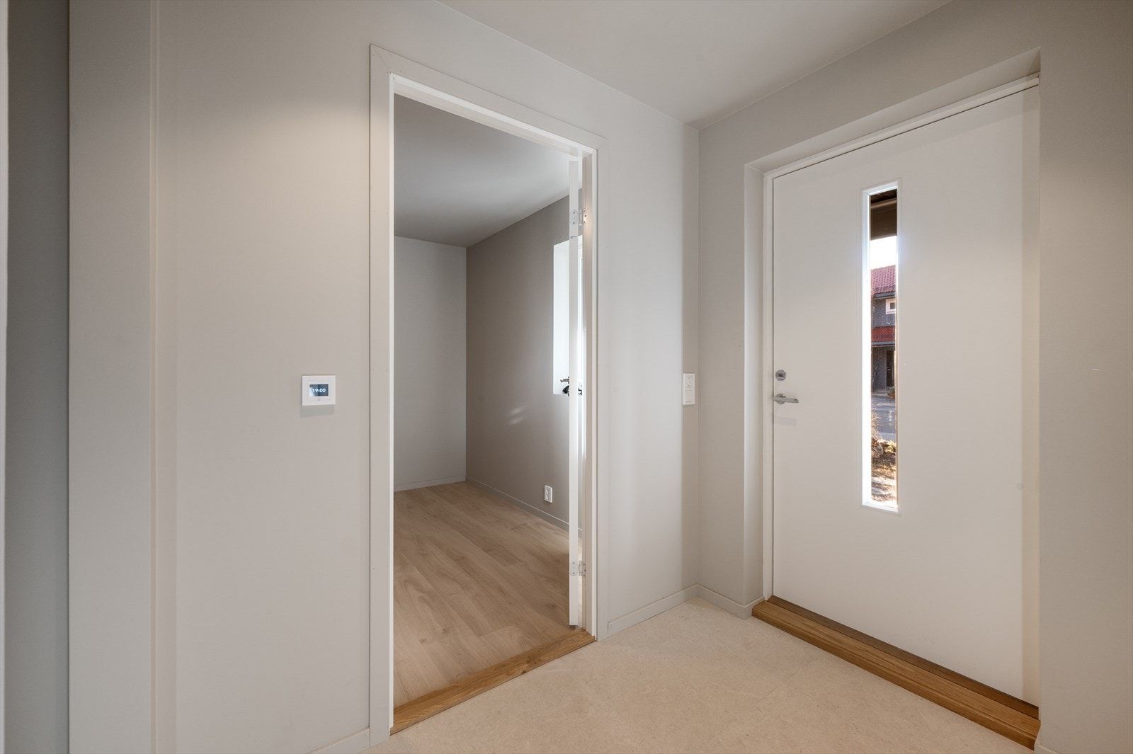 Innbydende inngangsparti på 5,73 m² med ny ytterdør fra 2025. Galleribilde