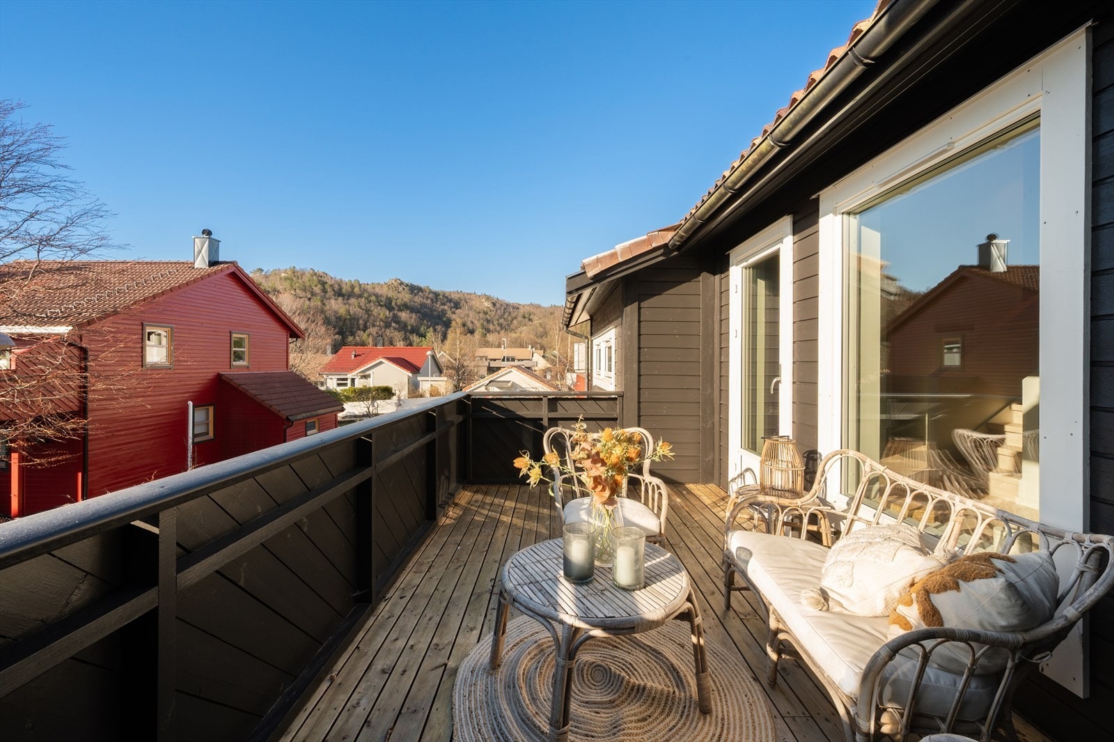 Balkongen er av god størrelse og gir gode muligheter for både møblering og hyggelige uteopphold. Galleribilde