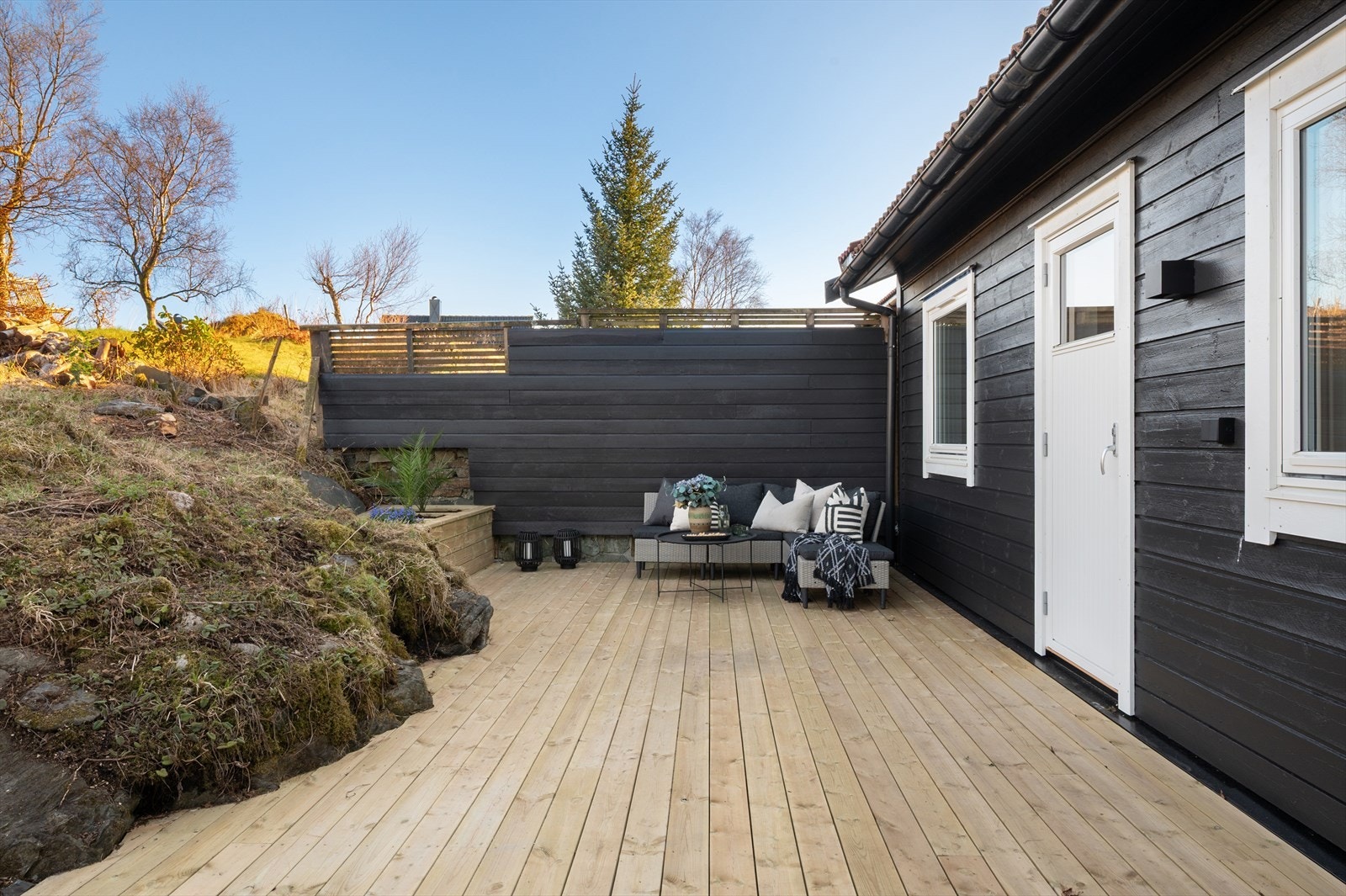 Boligen har gjennomgått en rekke oppgraderinger det siste året, også utvendig - oppgradert terrasse, nye vinduer samt etterisolering av yttervegger mot det fri. Galleribilde