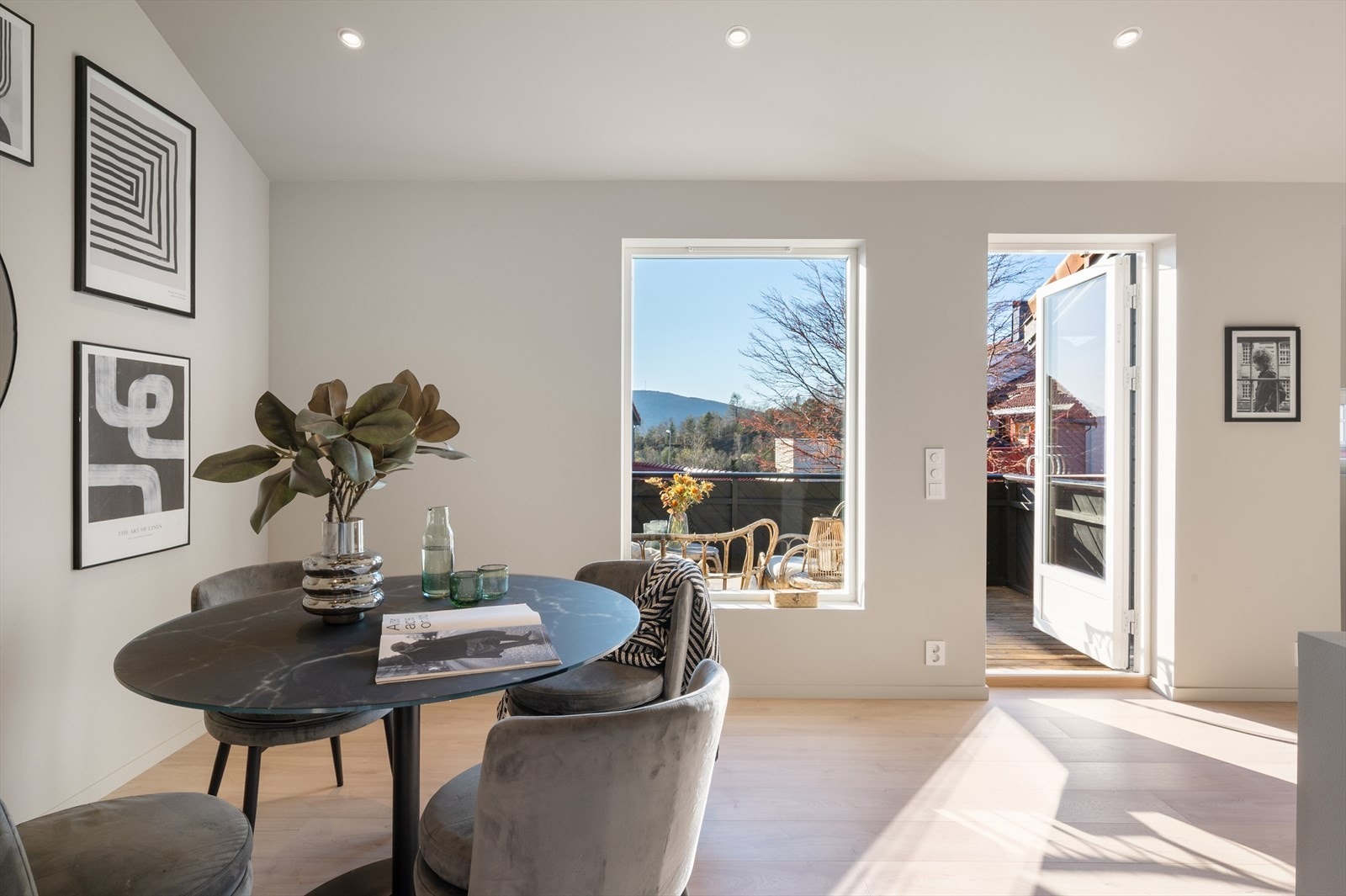 Fra stuen er det utgang til en herlig balkong på 12 m². Galleribilde