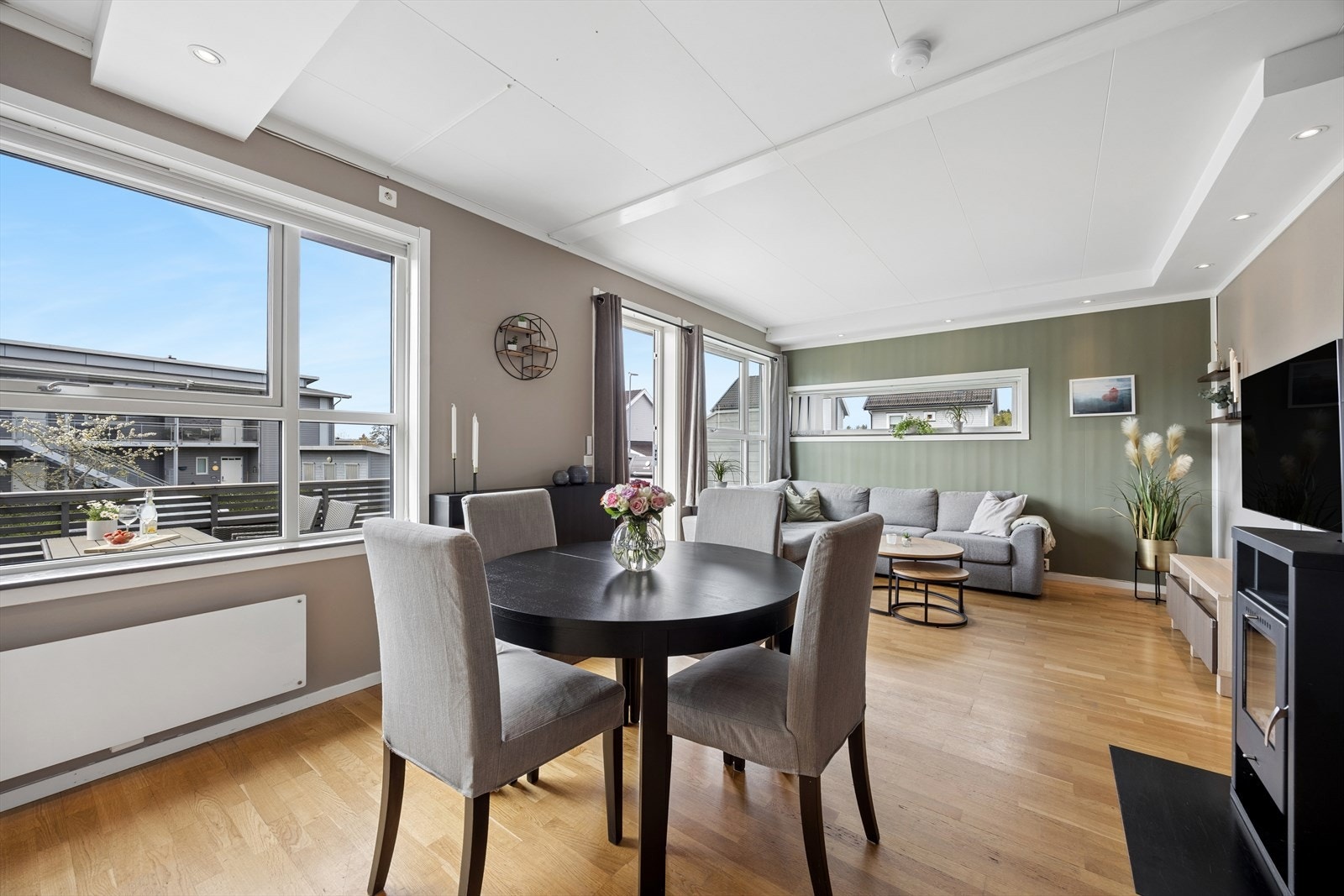 Den åpne løsningen mellom stue og kjøkken gir rom for både sofagruppe og spisebord. Galleribilde