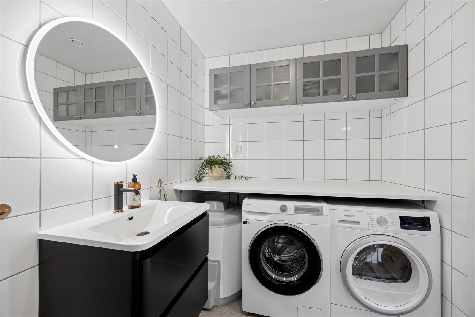 Badet har en ny 113-liters varmtvannstank fra 2024 og opplegg for vaskemaskin. Galleribilde