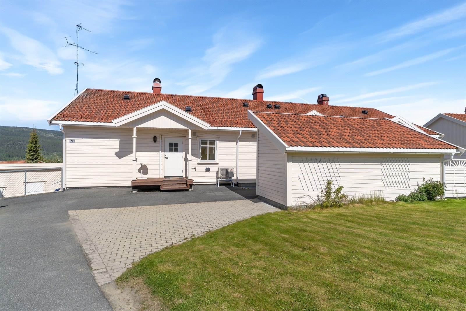 Inngangen til eiendommen har man fra baksiden, på bakkeplan. Her er det enkel adkomst. Galleribilde