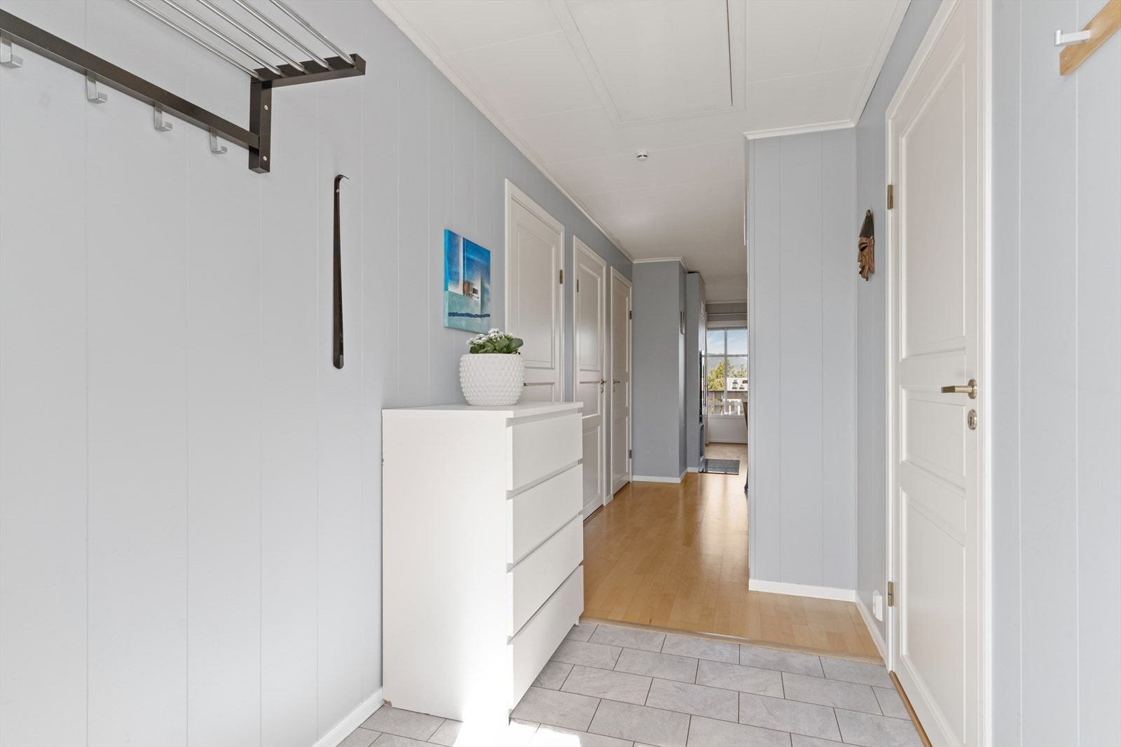 Velkommen inn! Gang med opphengsmuligheter og veggplass til kommode. Galleribilde