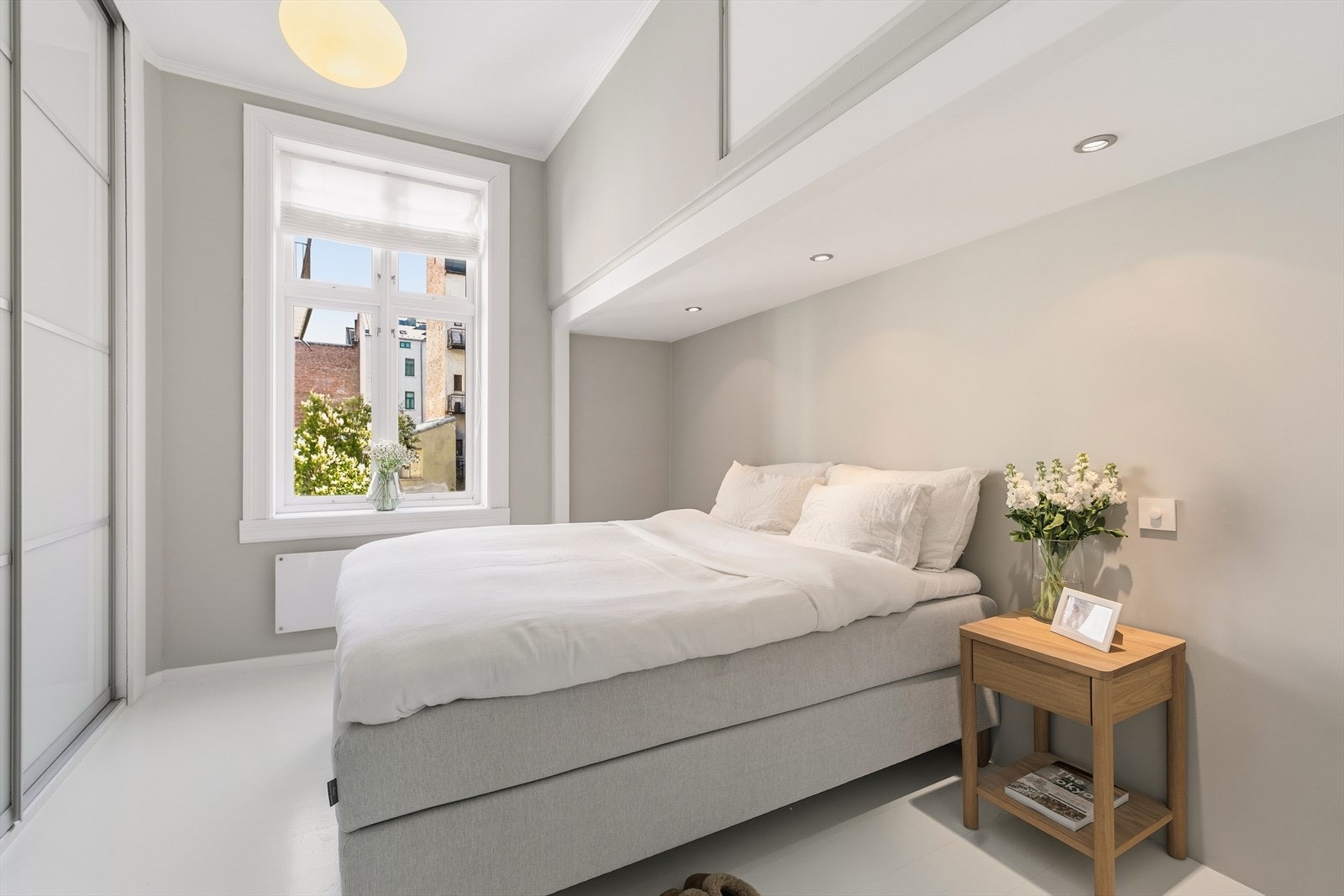 Rommet er innredet med stor skyvedørsgarderobe med frostede glassfronter. Galleribilde