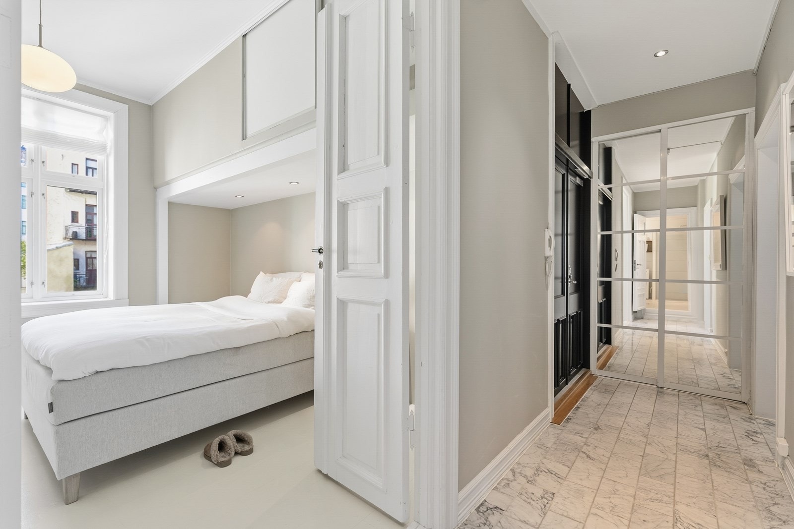 Innbydende entré med gode oppbevaringsmuligheter i innebygget garderobe med speilfronter. Galleribilde