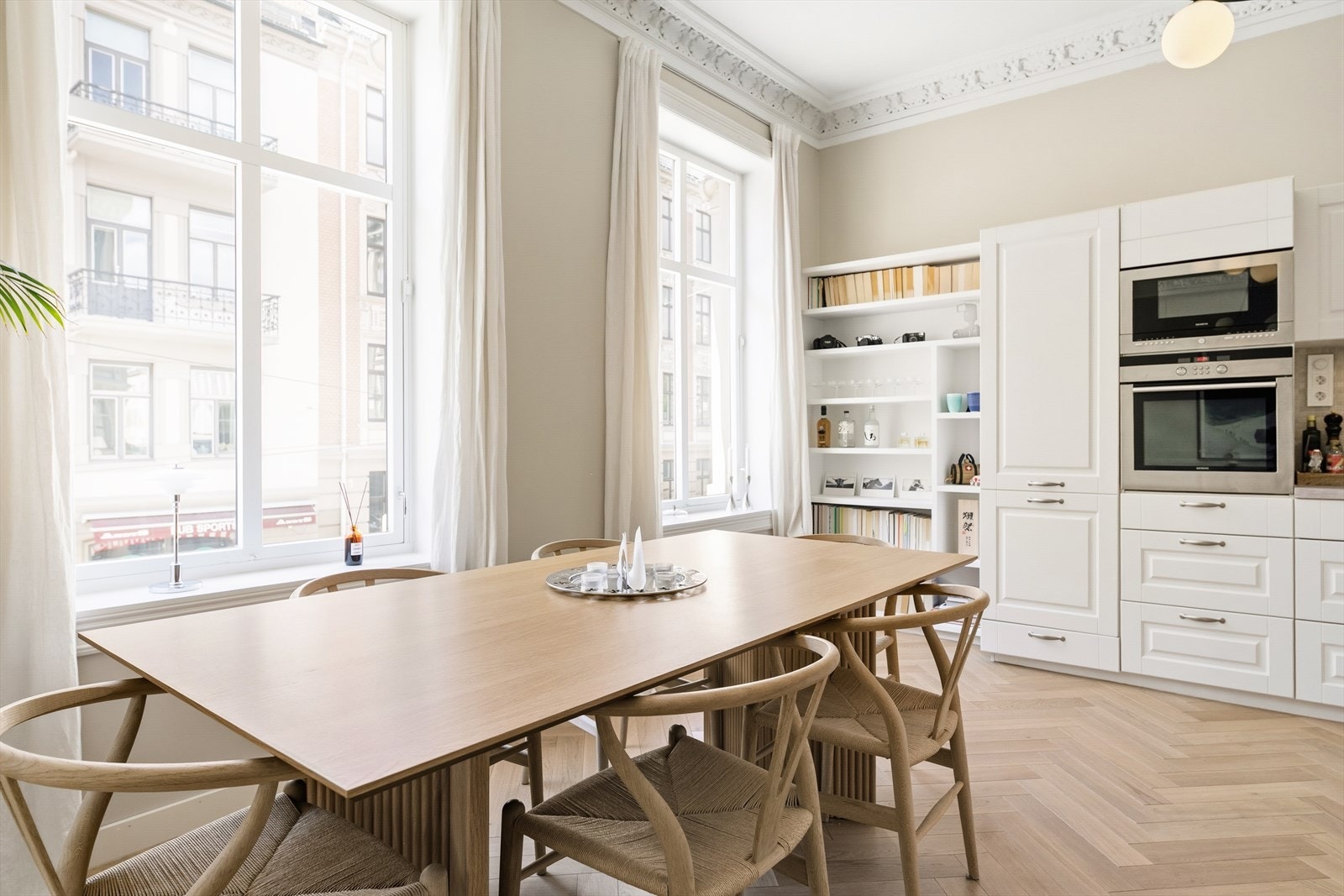 Store vindusflater som gir rikelig med naturlig lys. Galleribilde