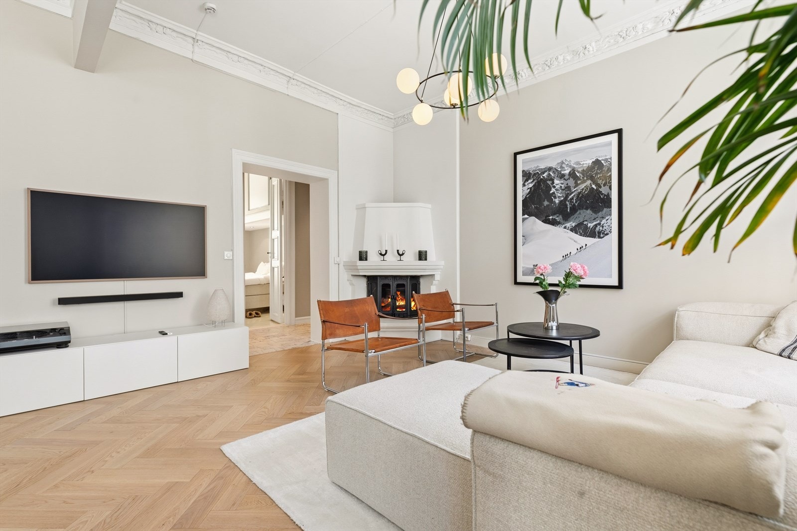 Rommet har god plass til sittegruppe med mediemøblement. Galleribilde